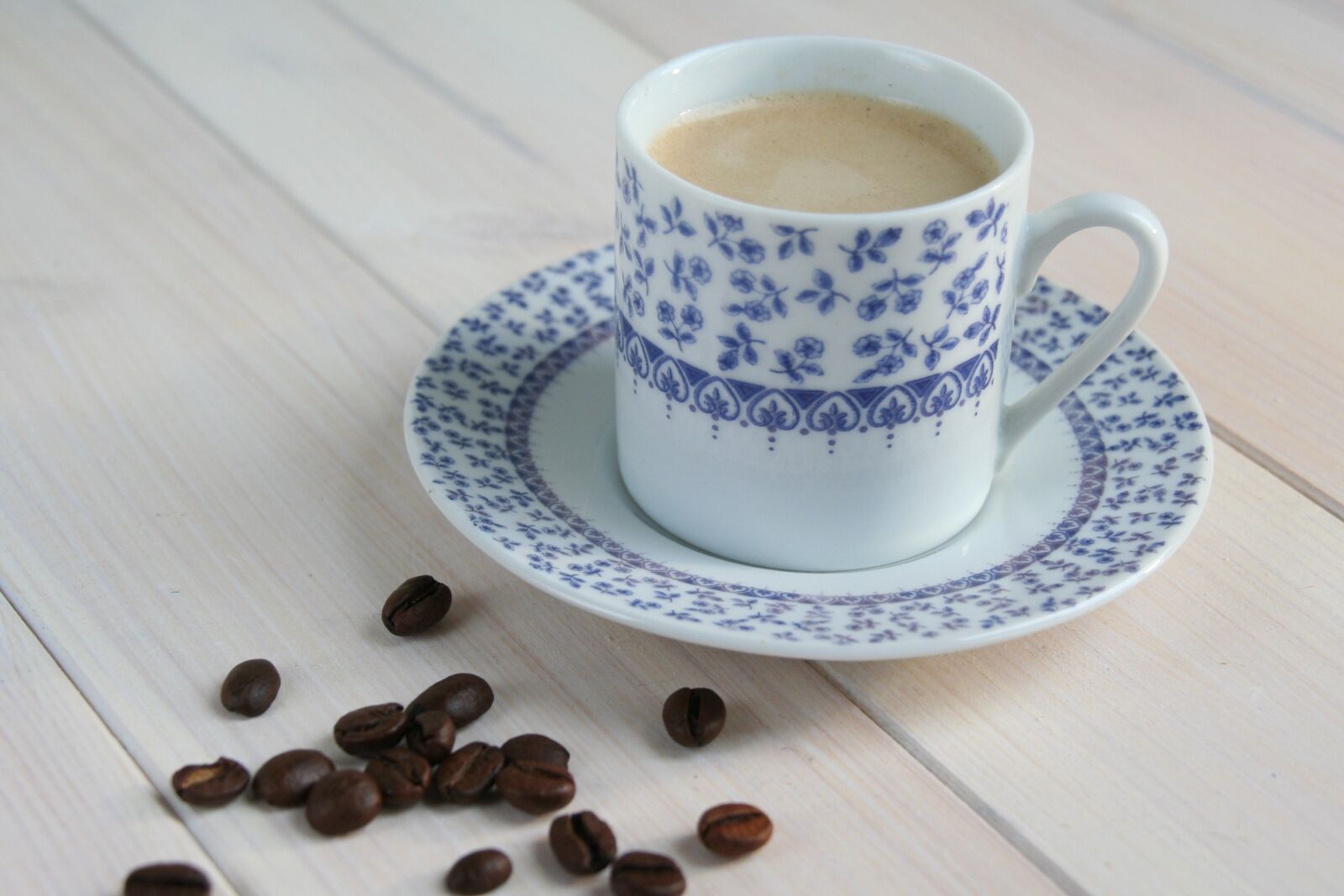 Canon EOS 350D (EOS Digital Rebel XT / EOS Kiss Digital N) sample photo. Teacup, coffee, dish machine photography