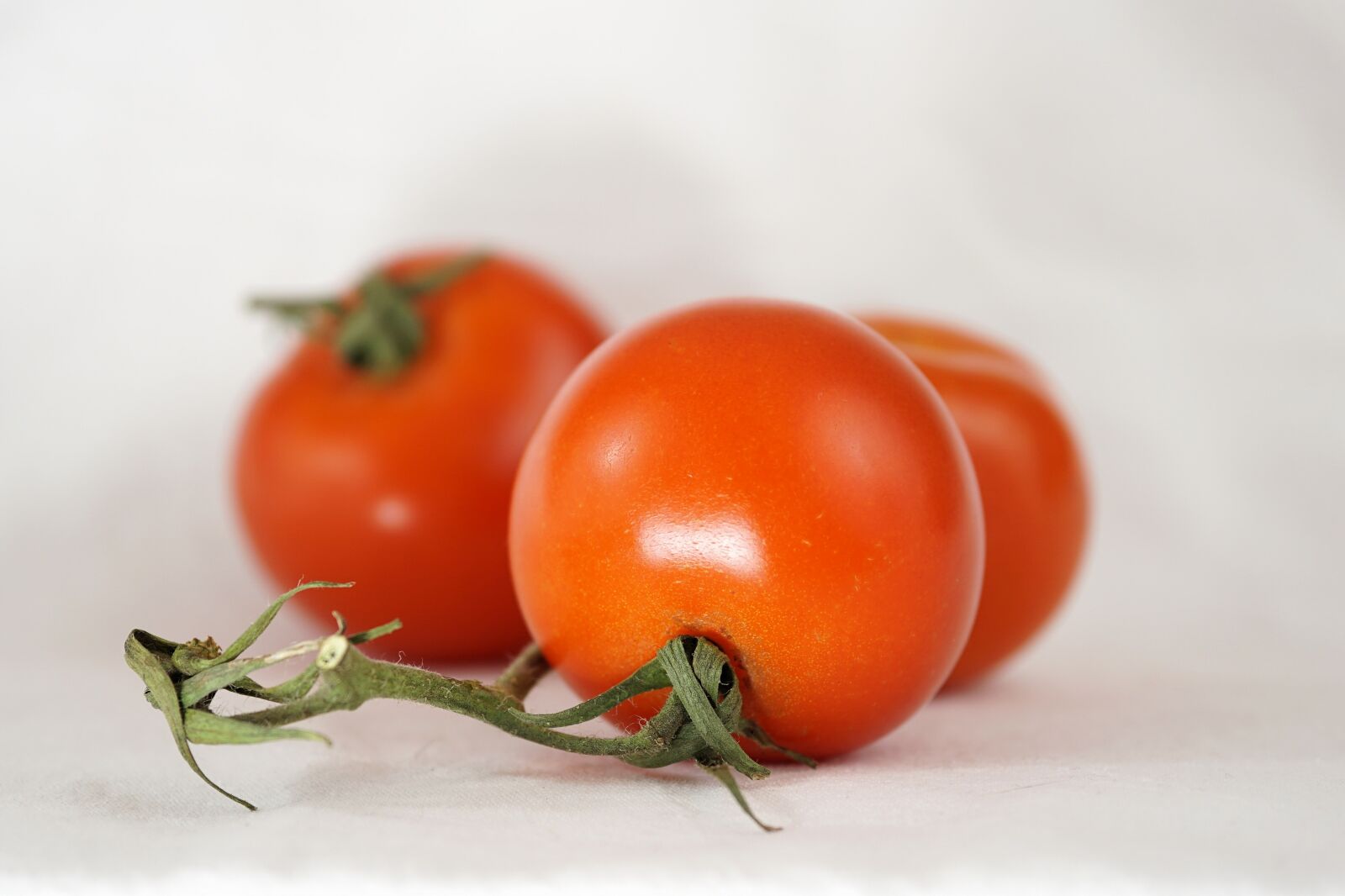 Sony a6000 + E 60mm F2.8 sample photo. Tomatoes, bush tomatoes, on photography