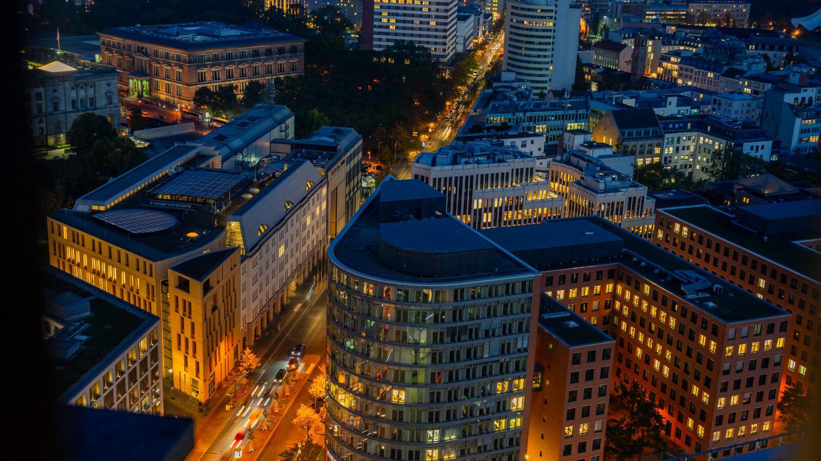 Sony a7 II + Sony FE 28-70mm F3.5-5.6 OSS sample photo. Berlin, night photograph, long photography