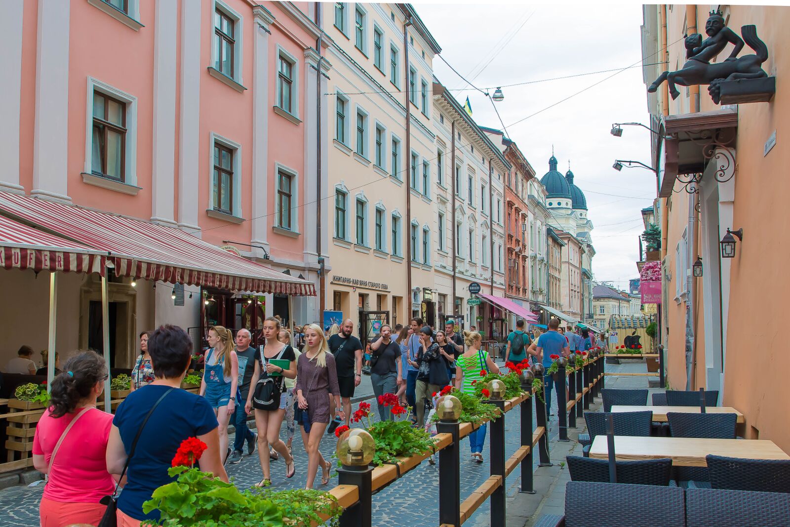 Nikon D7100 sample photo. Lions, old town, street photography