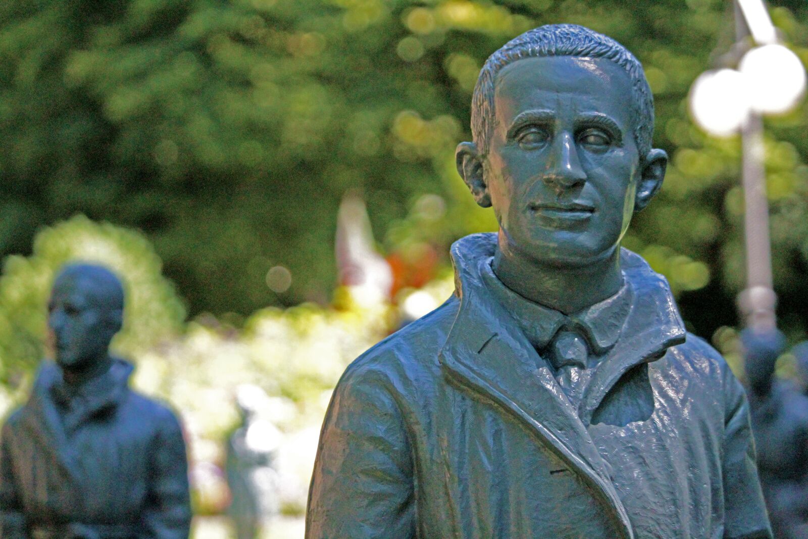 Canon EF-S 55-250mm F4-5.6 IS STM sample photo. Bert brecht, brecht, statue photography