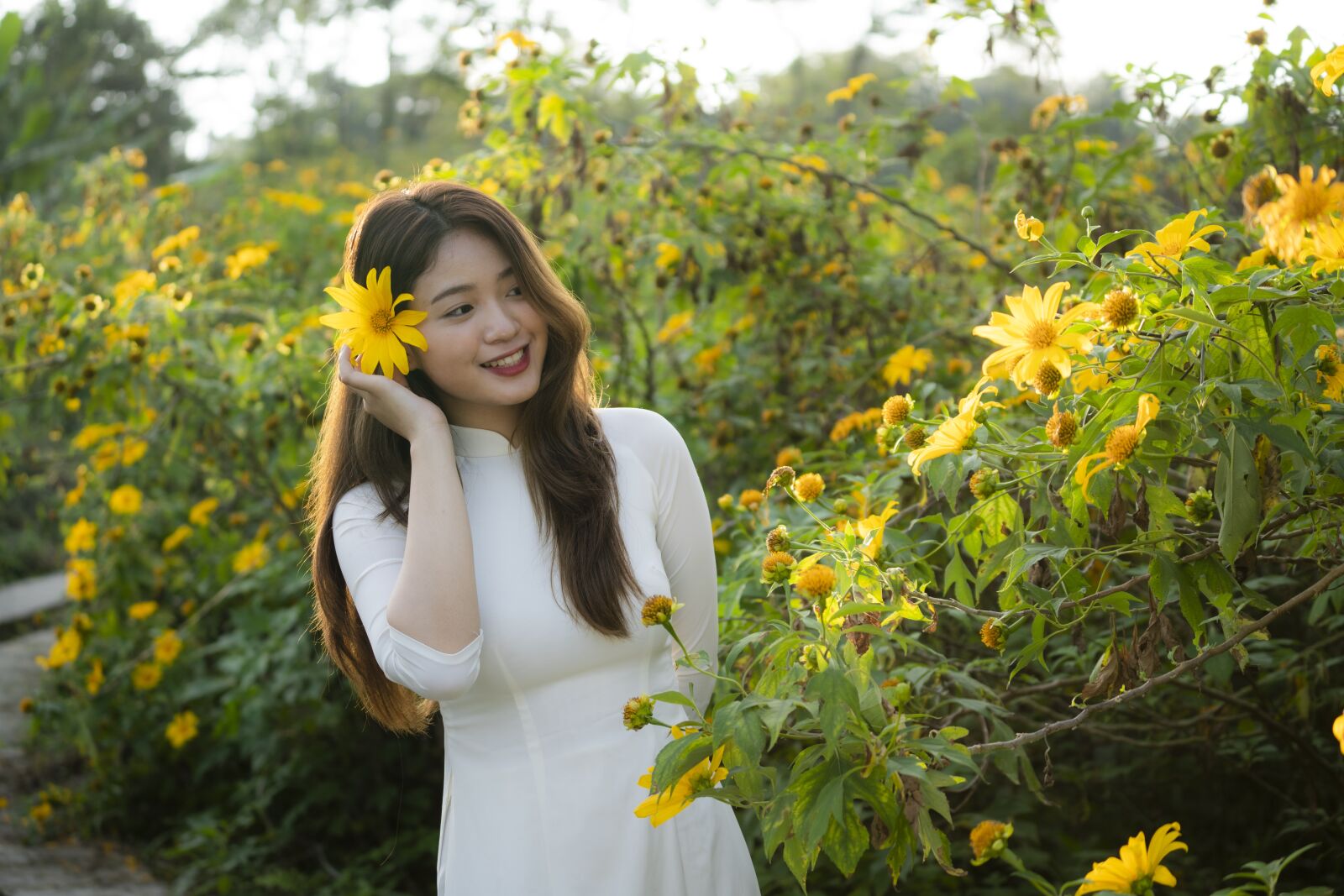 Sony a7R II + Sony FE 70-200mm F4 G OSS sample photo. Girl, yellow flowers, reverse photography