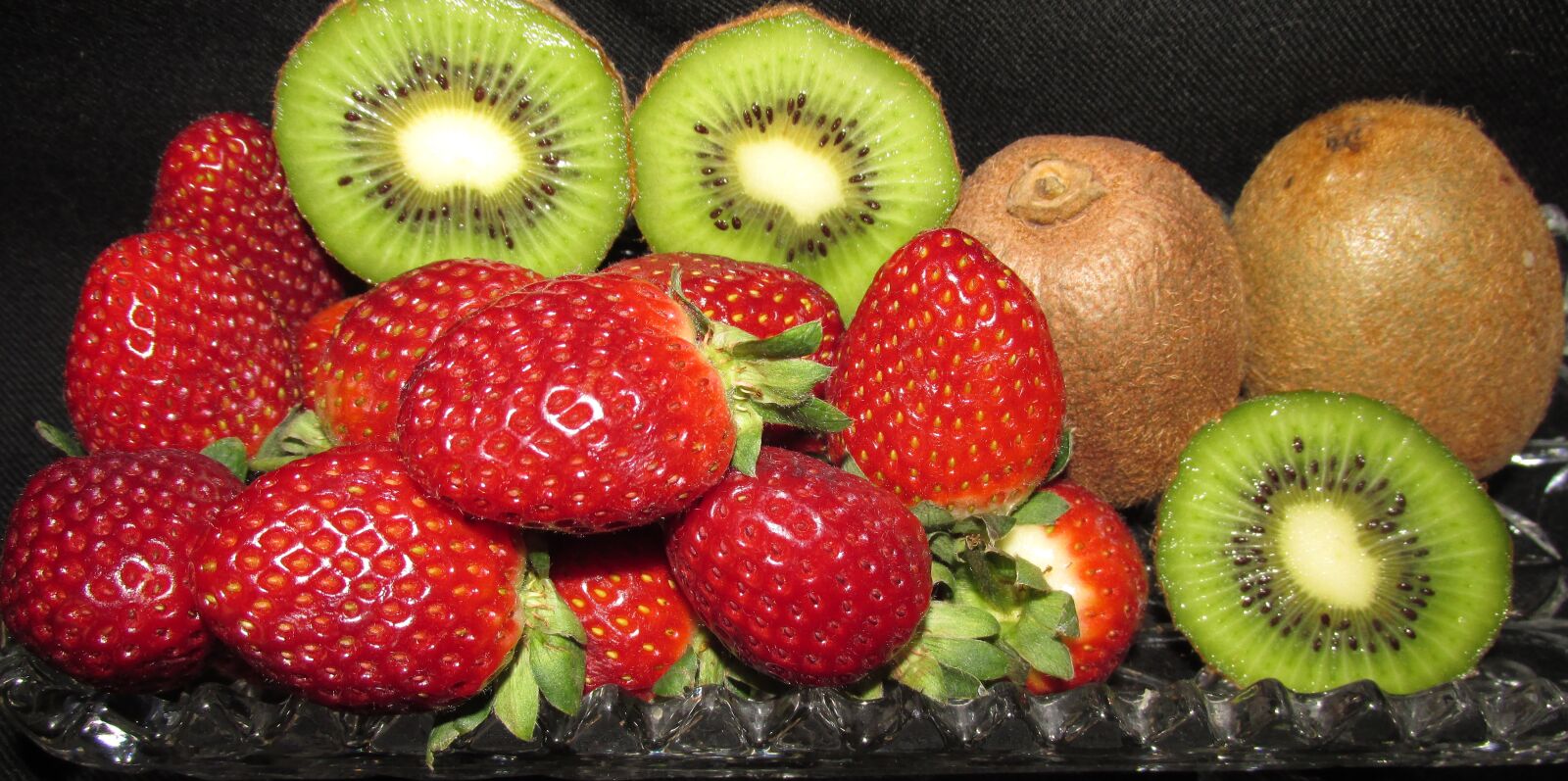 Canon PowerShot SX170 IS sample photo. Fruit, strawberries, kiwi fruit photography