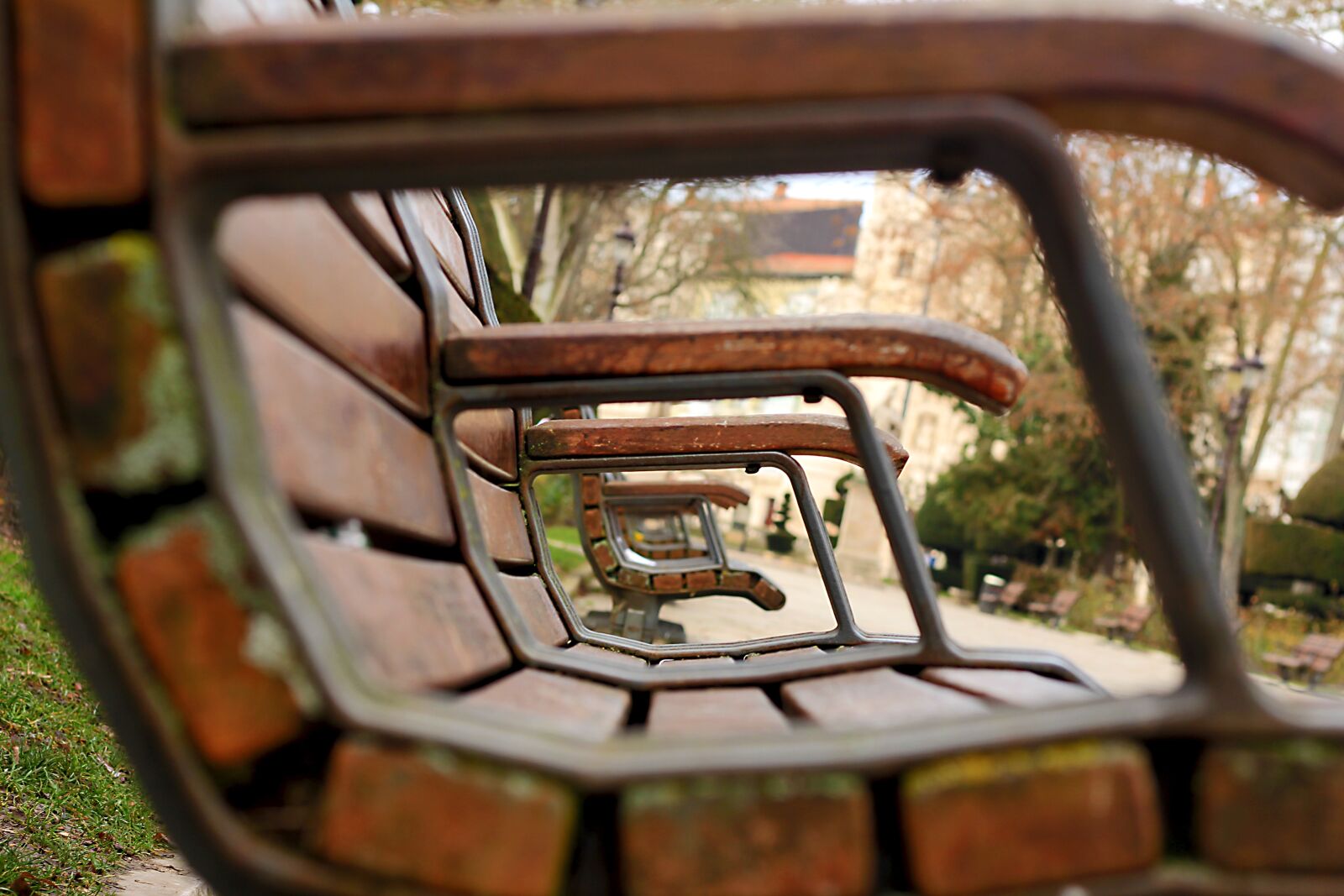 Canon EOS 60D + Canon EF 50mm F1.8 STM sample photo. Old, outdoors, bank photography