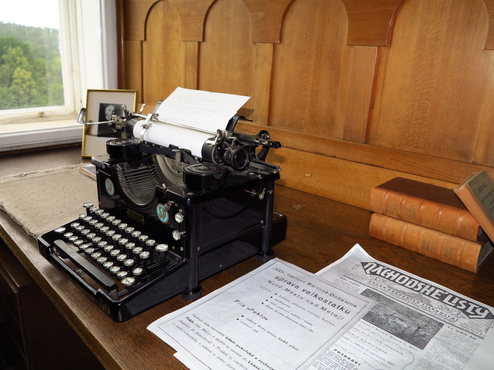 Canon PowerShot G1 X sample photo. Typewriter, castle, nove mesto photography