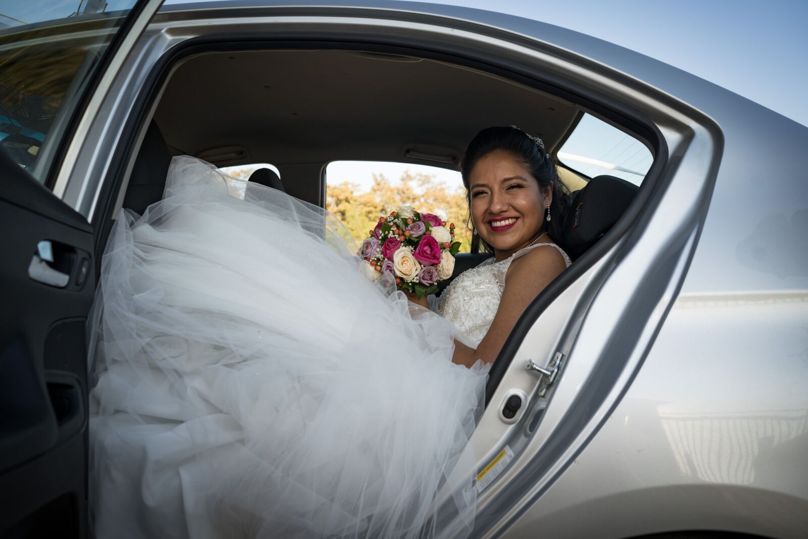 Sony FE 28mm F2 sample photo. Wedding, look, smile photography