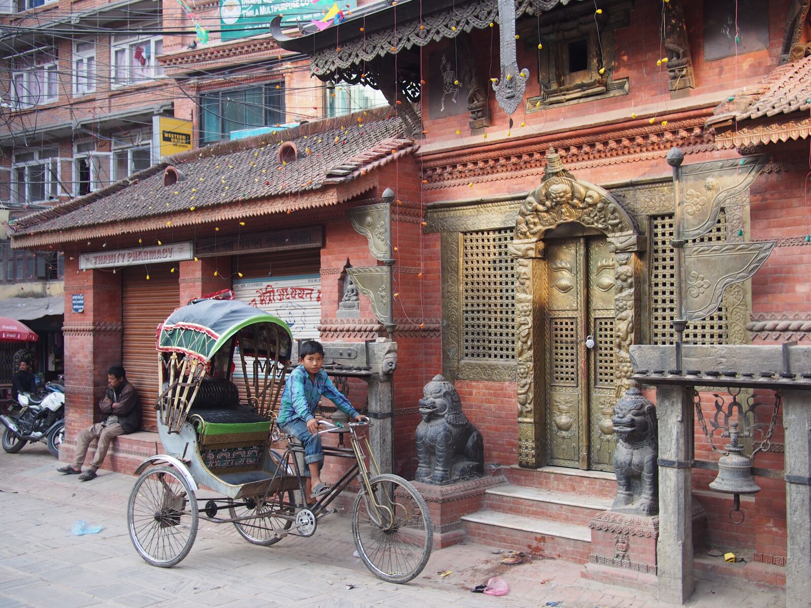 Olympus PEN E-PL5 + Panasonic Lumix G 20mm F1.7 ASPH sample photo. Rickshaw, kathmandu, nepal photography
