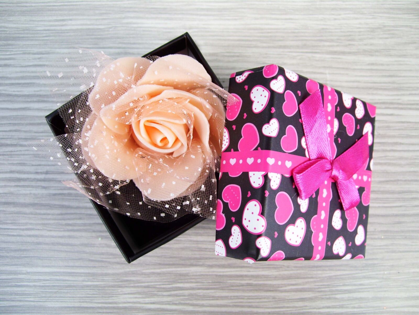 Kodak EASYSHARE C653 ZOOM DIGITAL CAMERA sample photo. Box, rose, gift photography