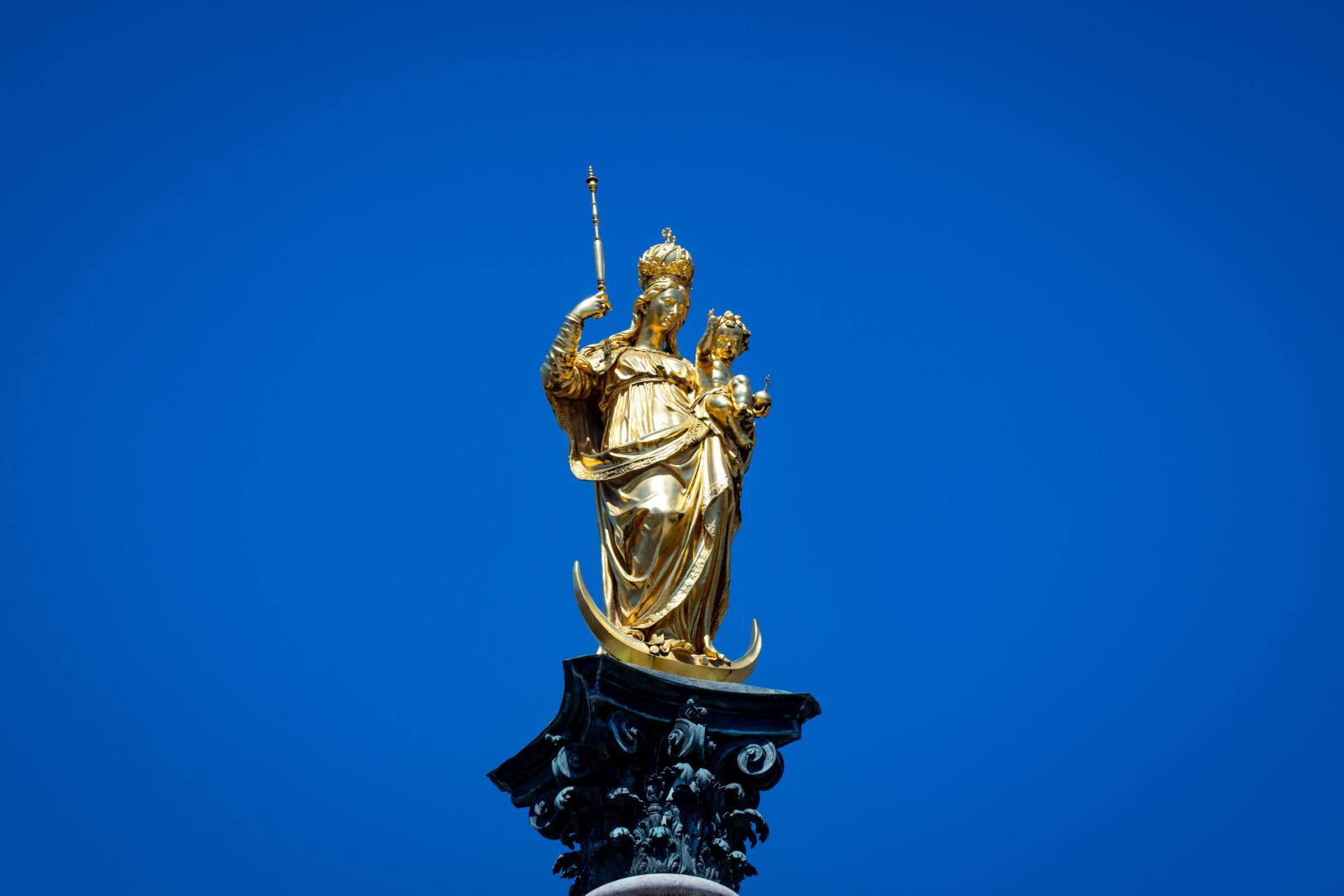 Canon EOS 200D (EOS Rebel SL2 / EOS Kiss X9) sample photo. Statue, gold, marian column photography