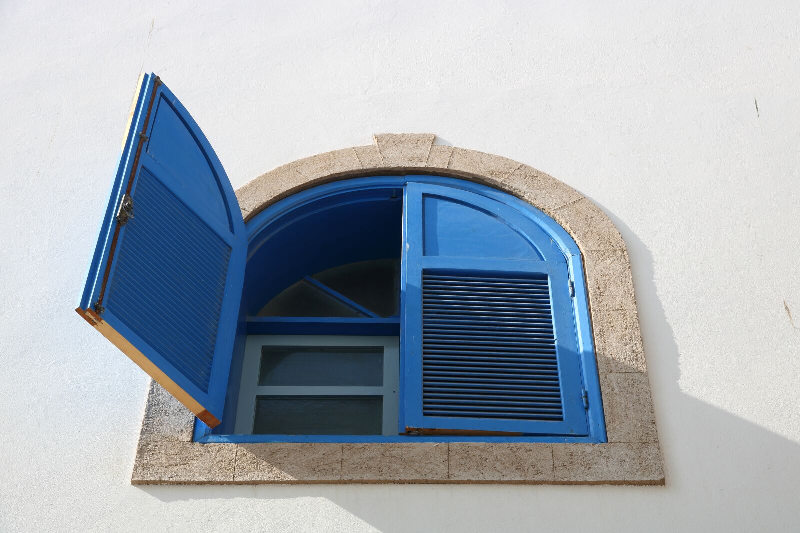 Canon EOS 750D (EOS Rebel T6i / EOS Kiss X8i) sample photo. Morocco, essaouira, windows photography