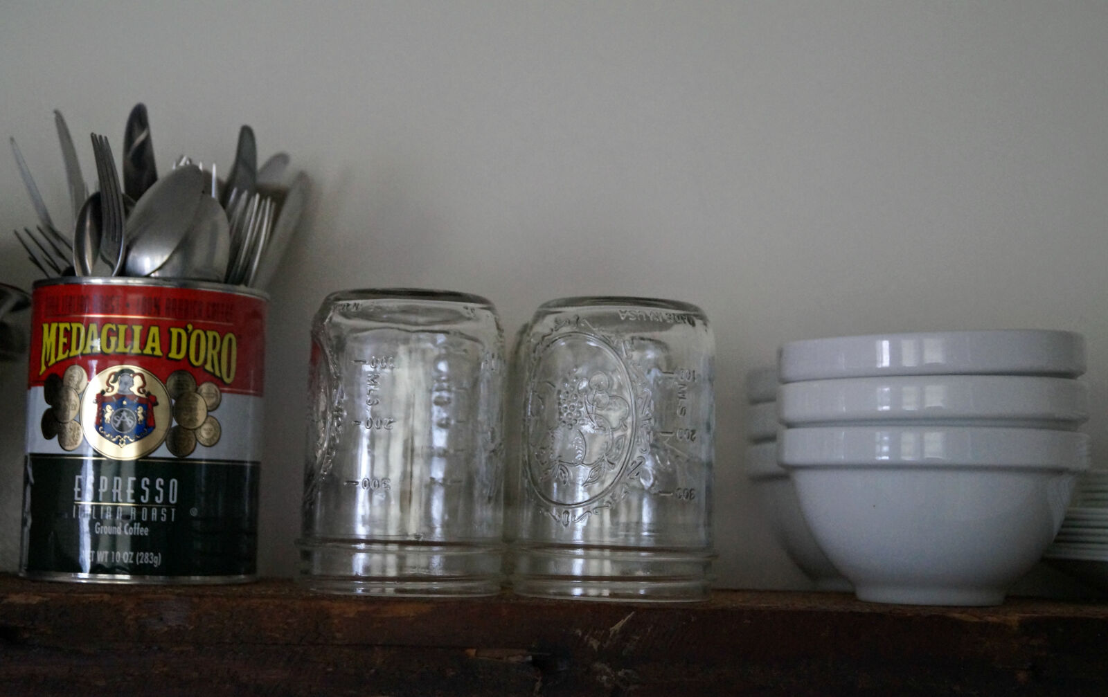 Sony DT 18-55mm F3.5-5.6 SAM II sample photo. Dishes, kitchen, shelf, tiny photography