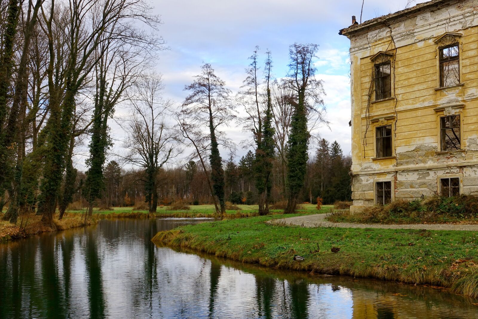 Sony Cyber-shot DSC-RX10 III sample photo. Ruin, waters, reflection photography