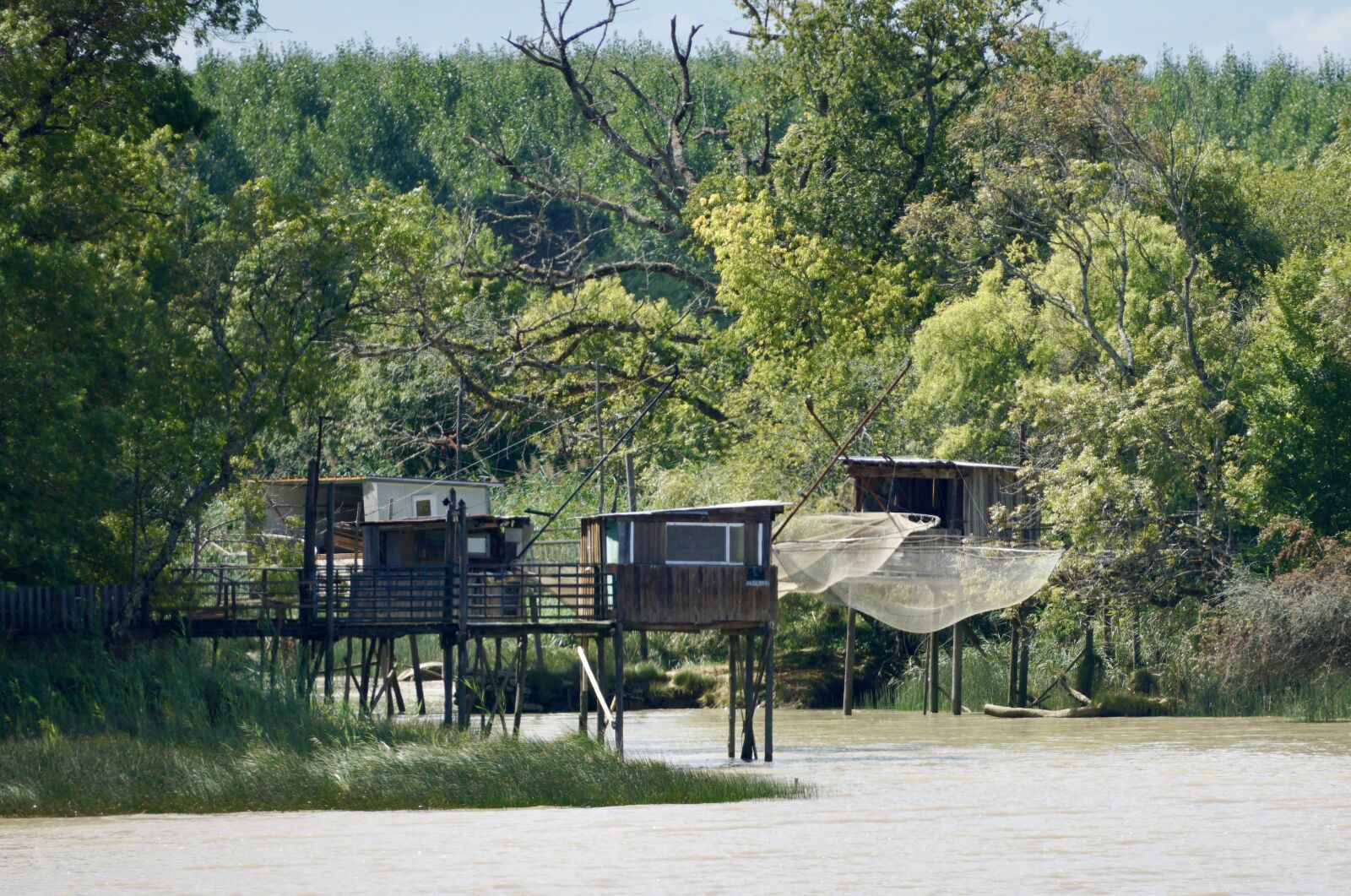 Sony a6000 + Sony E 70-350mm F4.5-6.3 G OSS sample photo. Carrelets, cabin, river photography