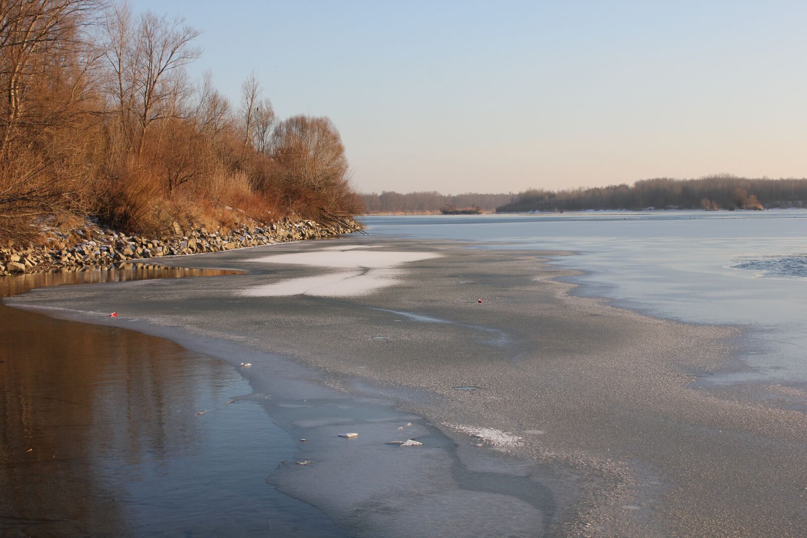 Canon EOS 550D (EOS Rebel T2i / EOS Kiss X4) sample photo. Lake, ice, nature photography