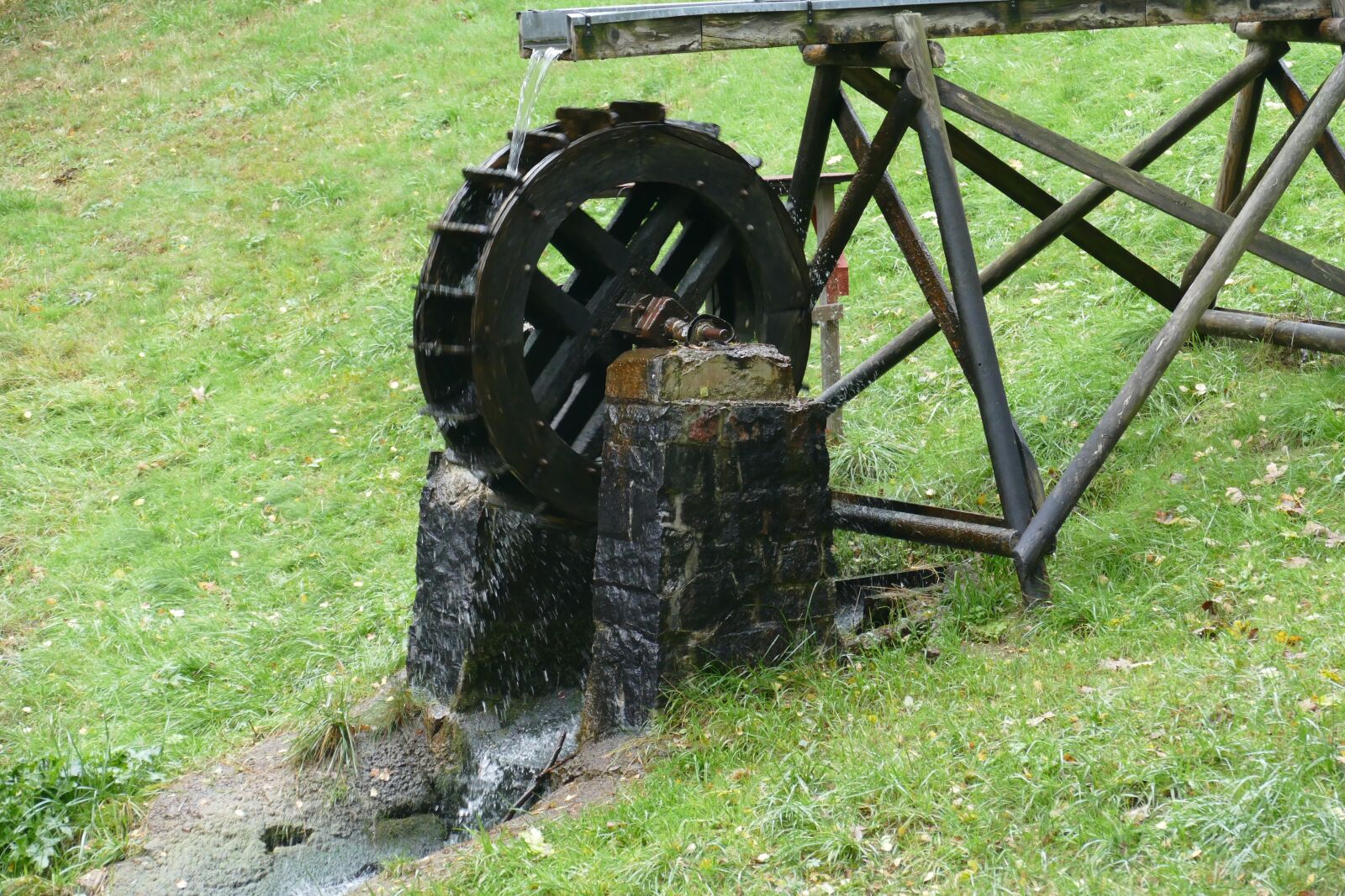 Panasonic Lumix DMC-FZ1000 sample photo. Waterwheel, pond, renewable energy photography