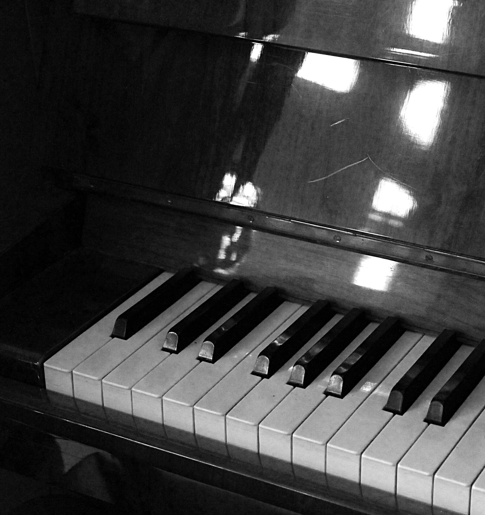 Canon EOS 1100D (EOS Rebel T3 / EOS Kiss X50) sample photo. Piano, black and white photography