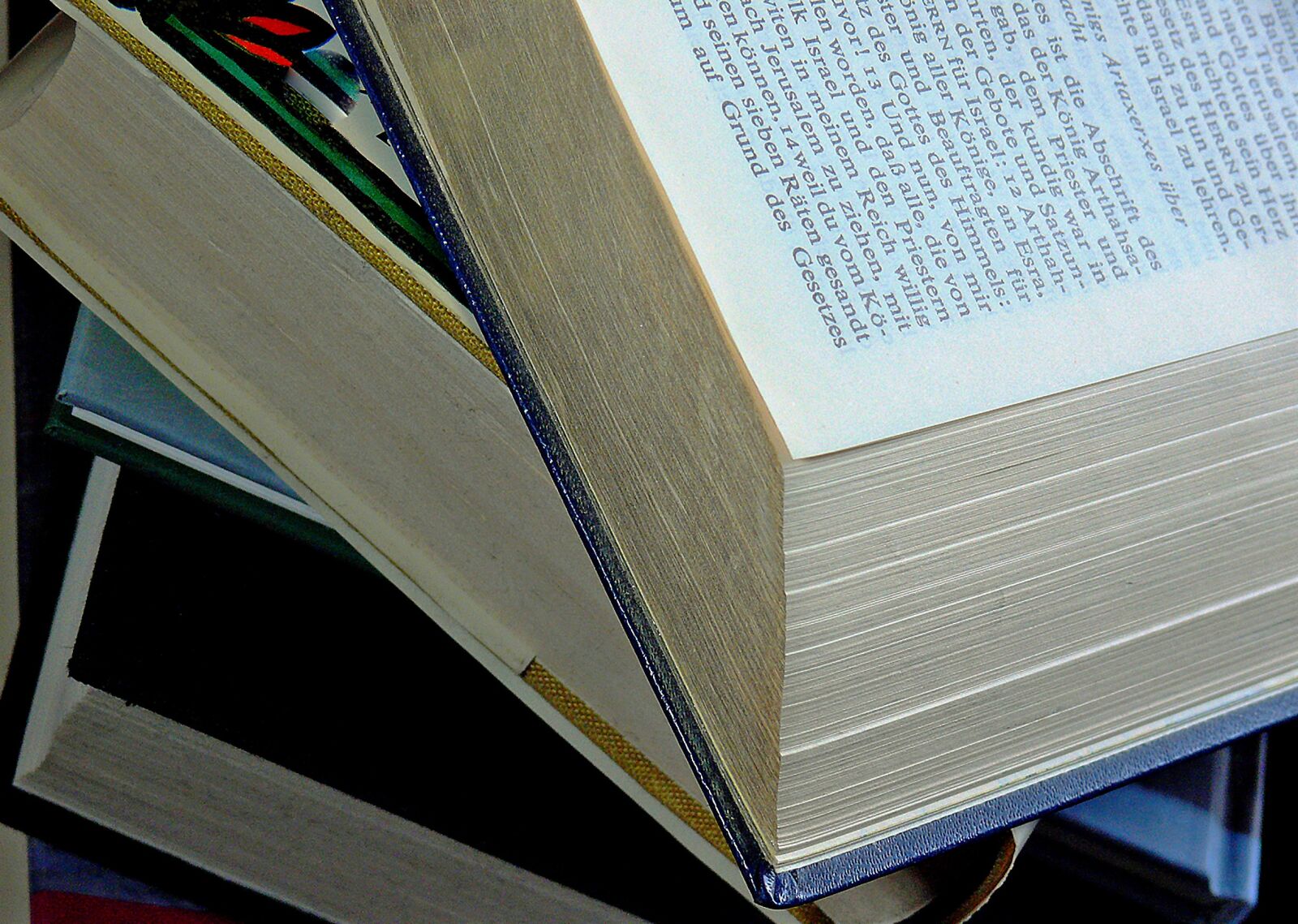 Leica V-LUX 1 sample photo. Book, books tabel, font photography