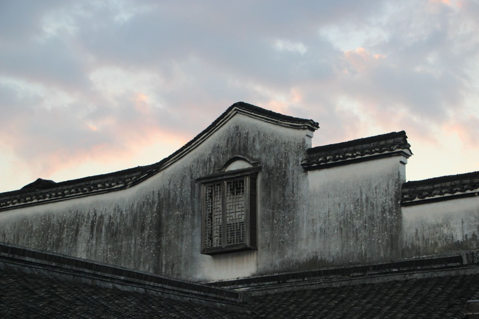Canon EOS 600D (Rebel EOS T3i / EOS Kiss X5) sample photo. Bulding, old house, carved photography