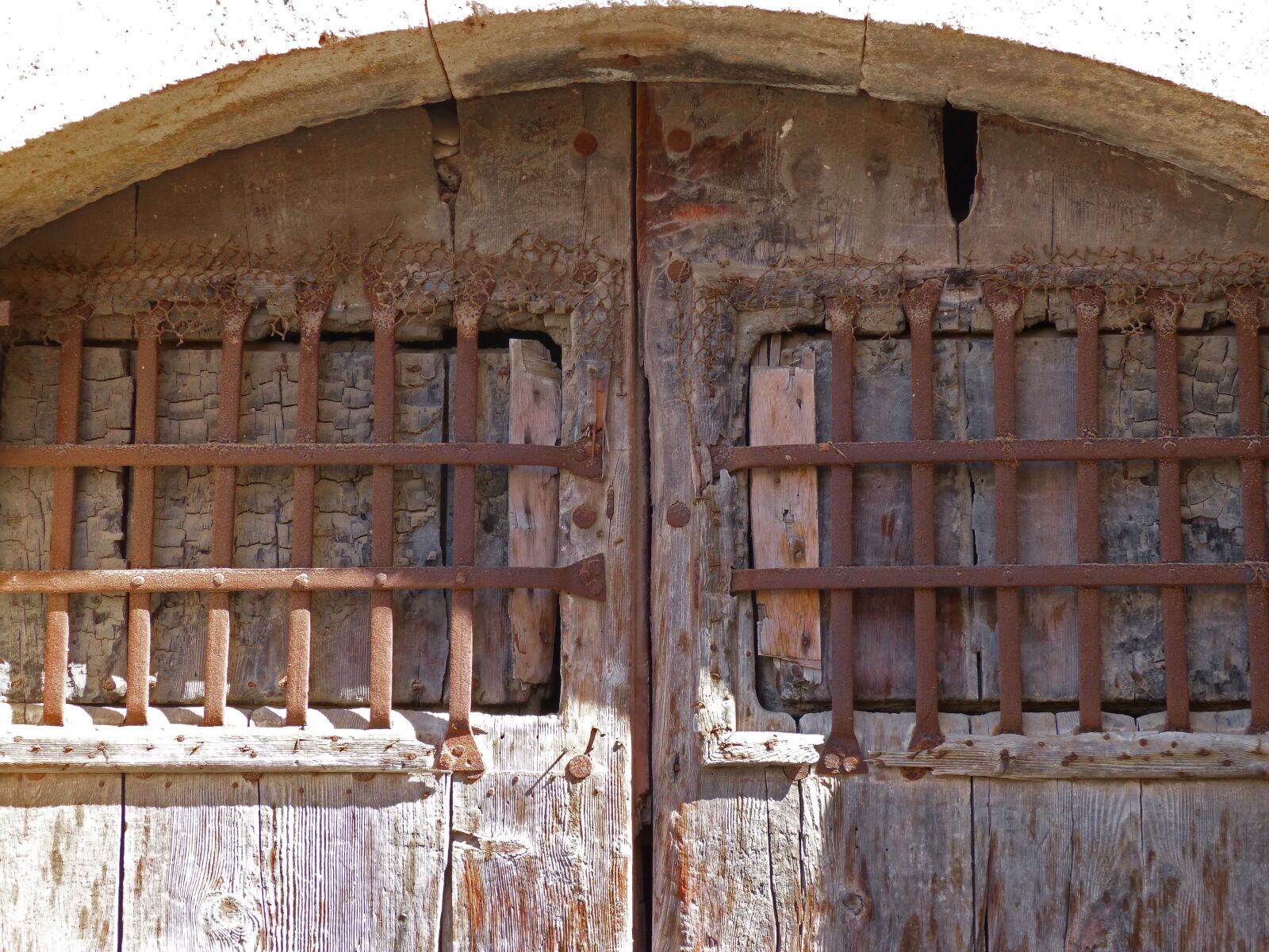Panasonic DMC-FZ62 sample photo. Door, arc, wood and photography