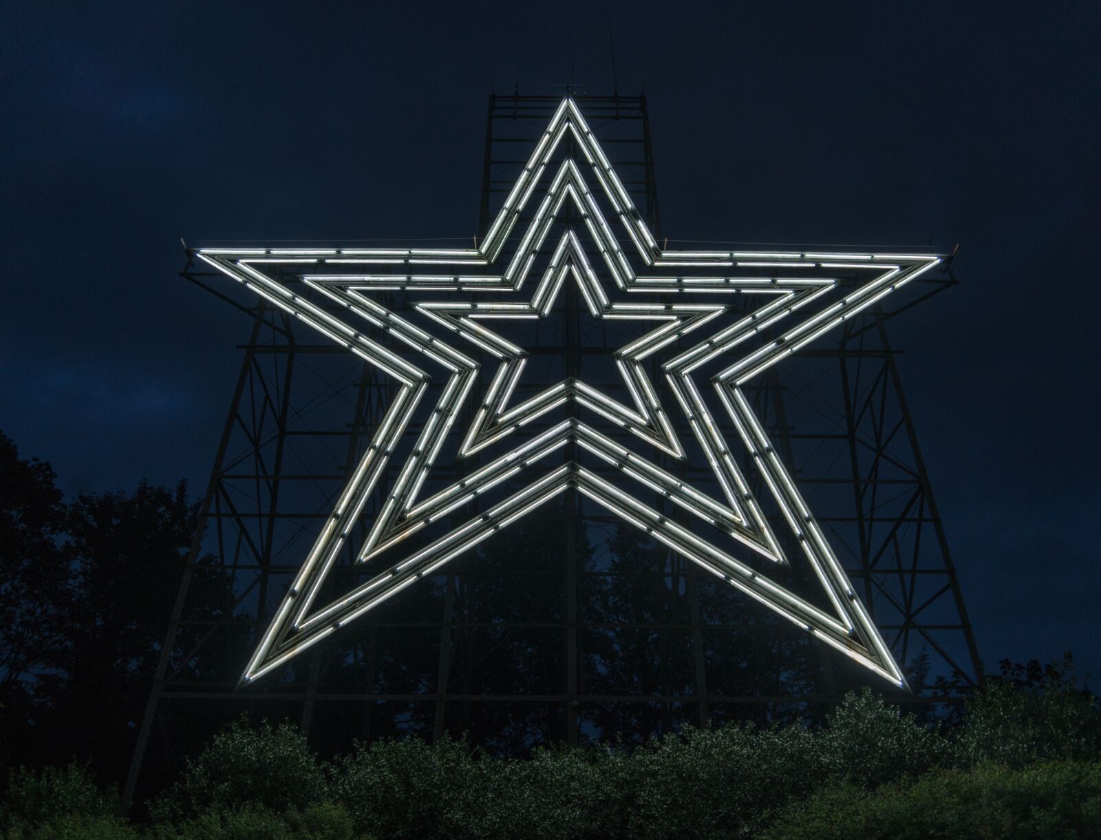 Sony a7R II sample photo. Roanoke star, illuminated, night photography