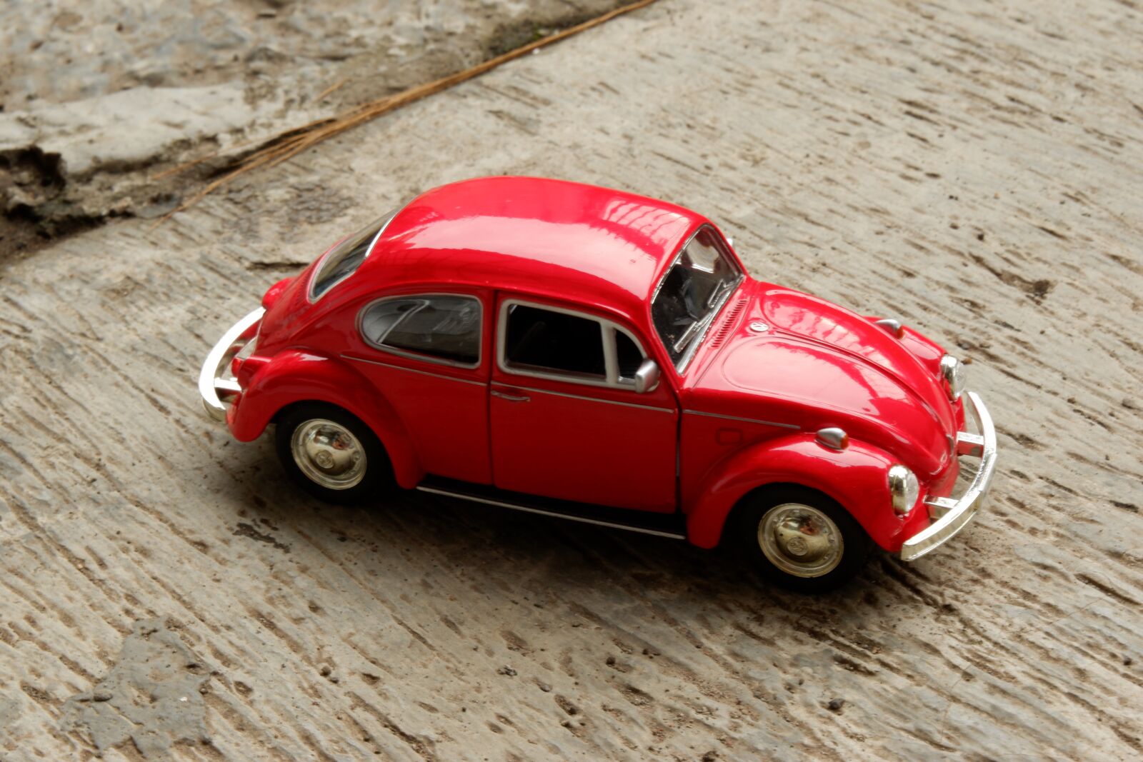 Fujifilm X-A3 + Fujifilm XC 16-50mm F3.5-5.6 OIS II sample photo. Car, toy, red photography