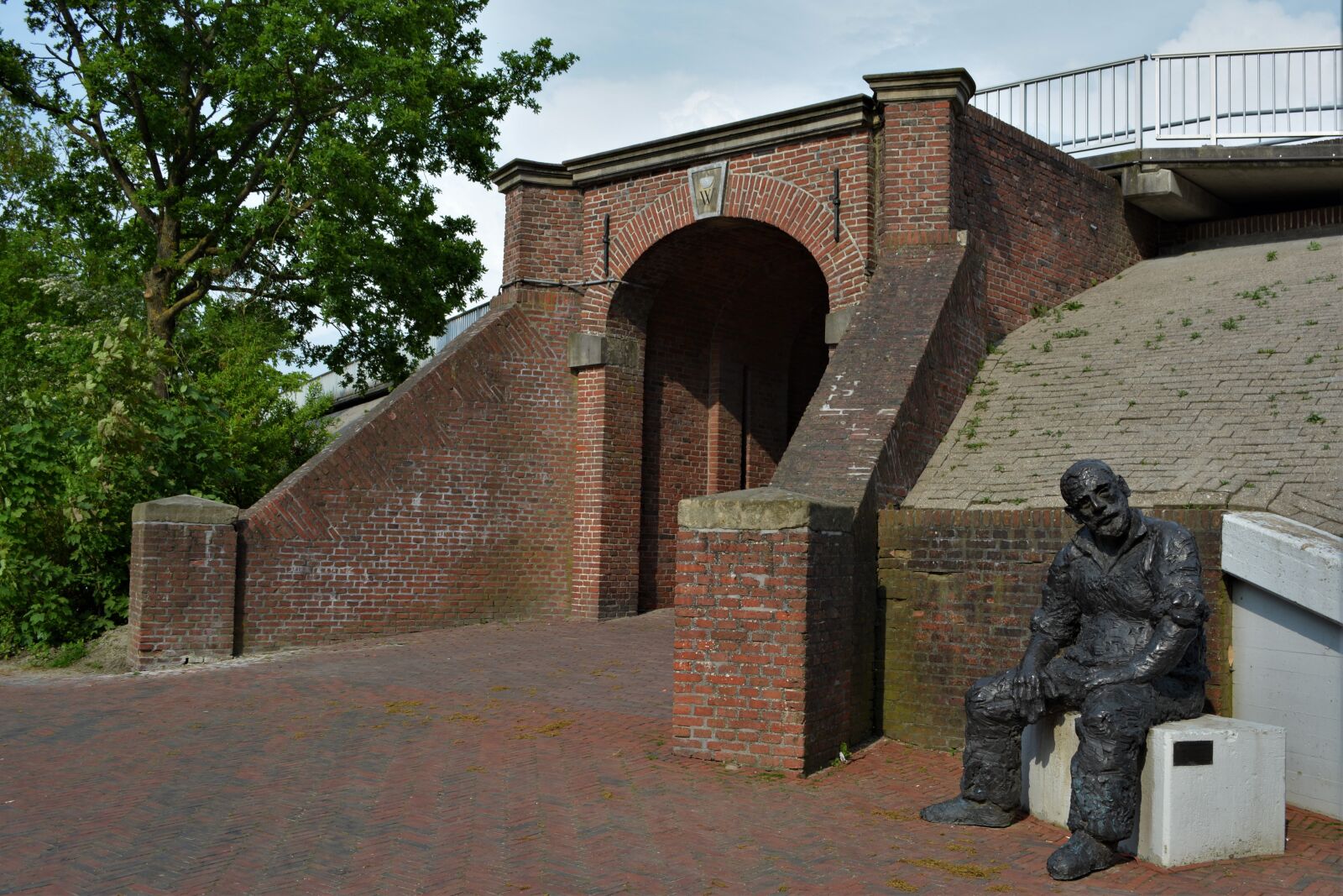 Nikon D5200 sample photo. Delfzijl, great waterpoort, figure photography