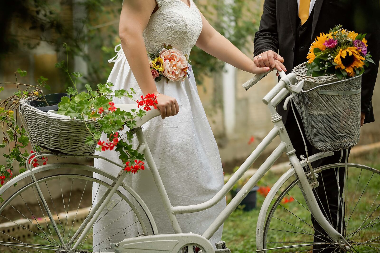 Canon EF 70-200mm F2.8L IS II USM sample photo. Groom, bicycle, bride, wicker photography