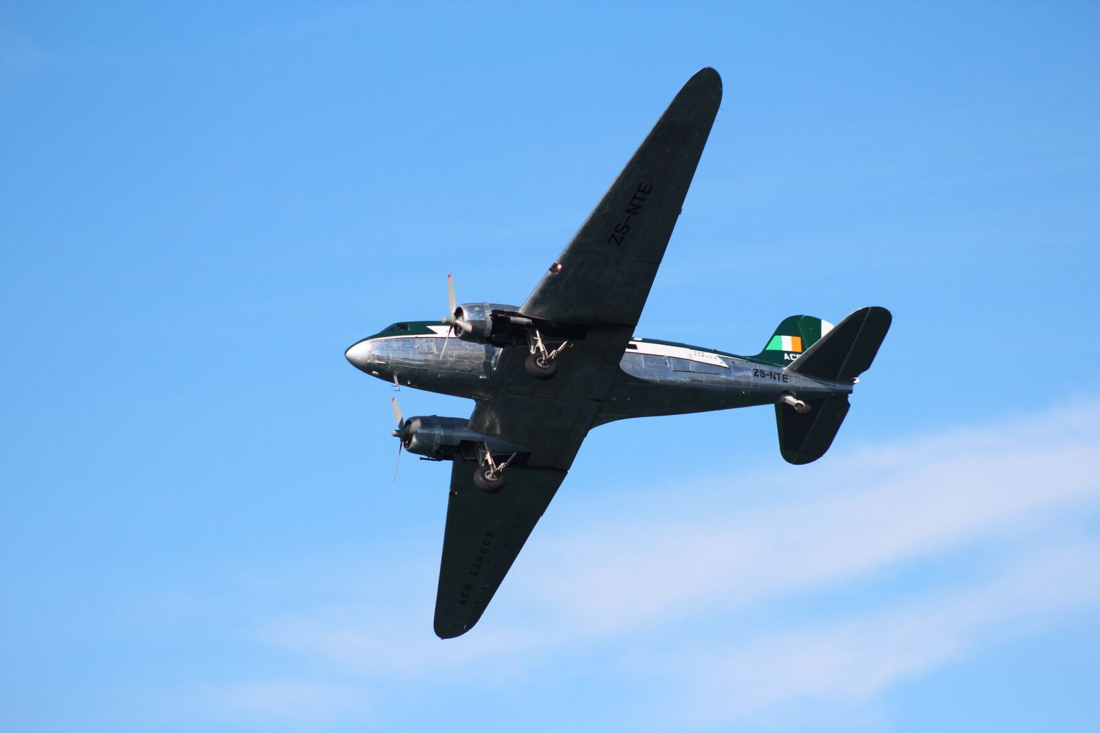 Canon EF 75-300mm f/4-5.6 USM sample photo. Airplane, aircraft, flight photography