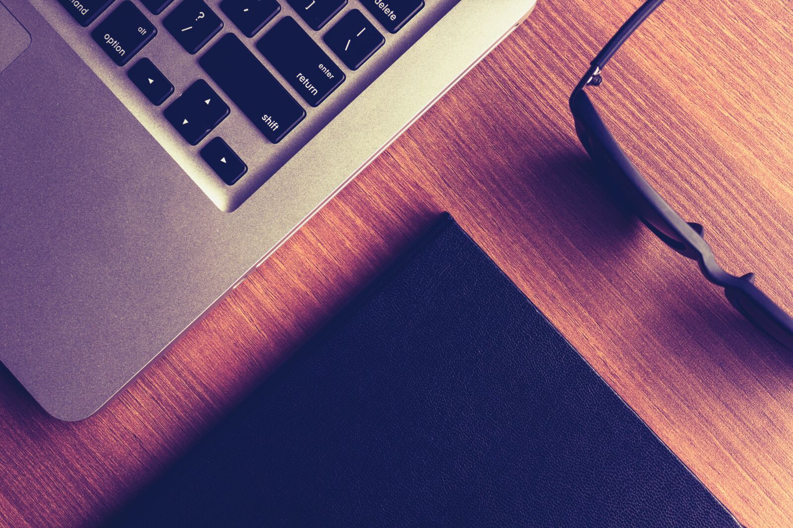 Canon EOS 1300D (EOS Rebel T6 / EOS Kiss X80) sample photo. Desk, laptop, computer photography