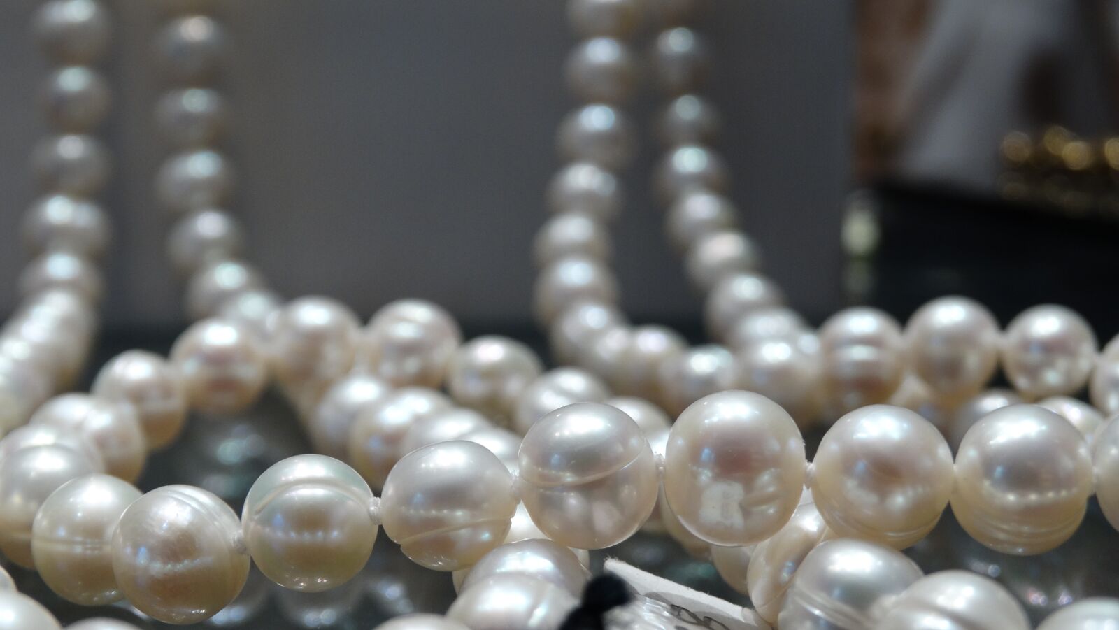 Sony Cyber-shot DSC-HX300 sample photo. Pearl, jewelry, no neck photography