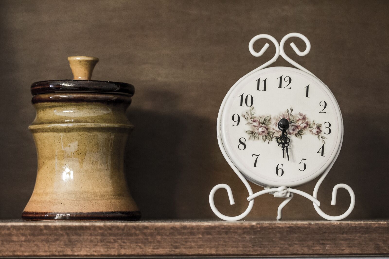 Canon EF-S 60mm F2.8 Macro USM sample photo. Hour s, ceramic, home photography