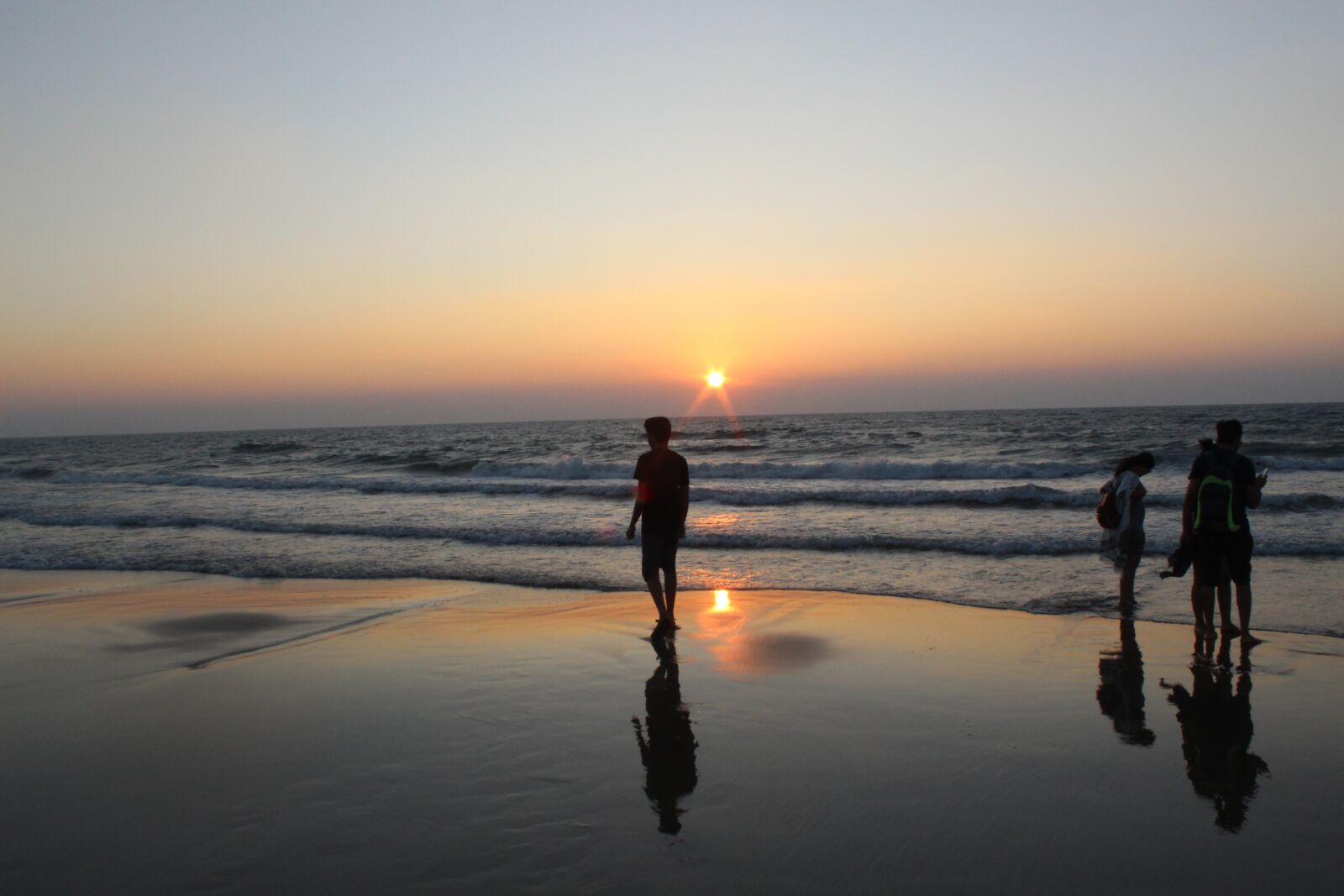 Canon EOS 1300D (EOS Rebel T6 / EOS Kiss X80) sample photo. Sunset, shadow, orange photography