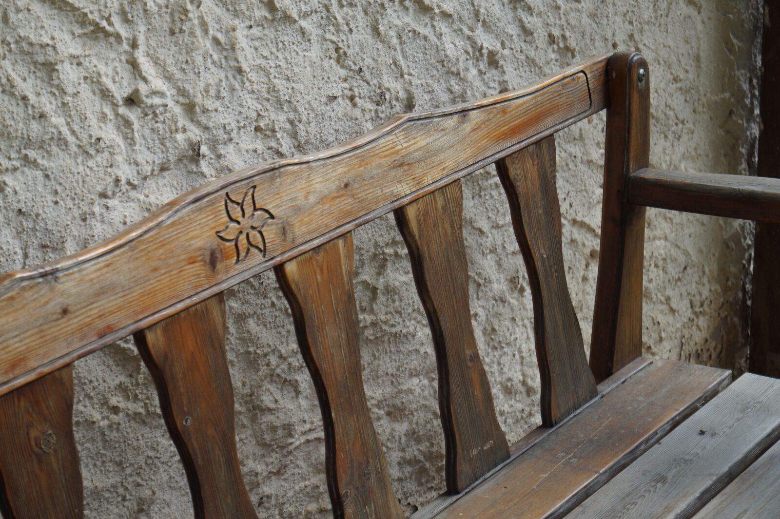 Sony DT 18-55mm F3.5-5.6 SAM II sample photo. Wooden bench, old, bench photography