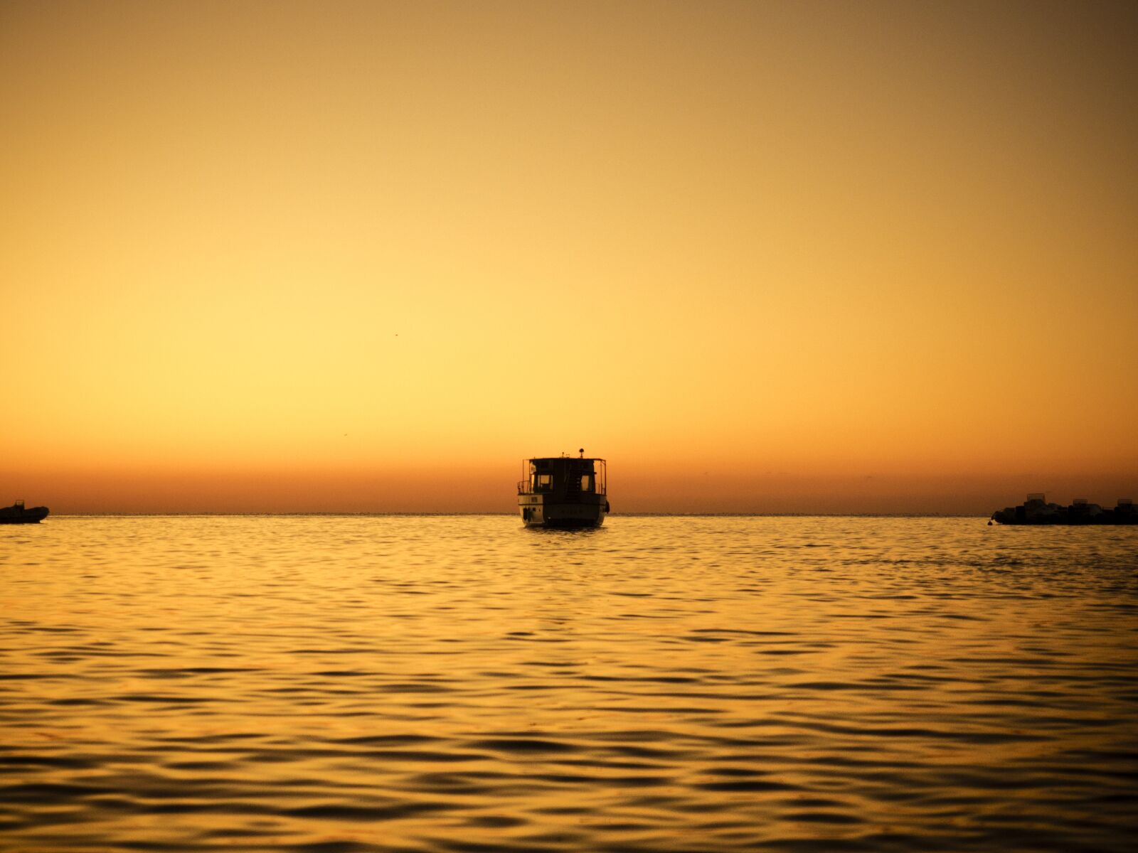 Olympus OM-D E-M1 + Olympus M.Zuiko Digital ED 12-40mm F2.8 Pro sample photo. Boat, italy, cala gonone photography