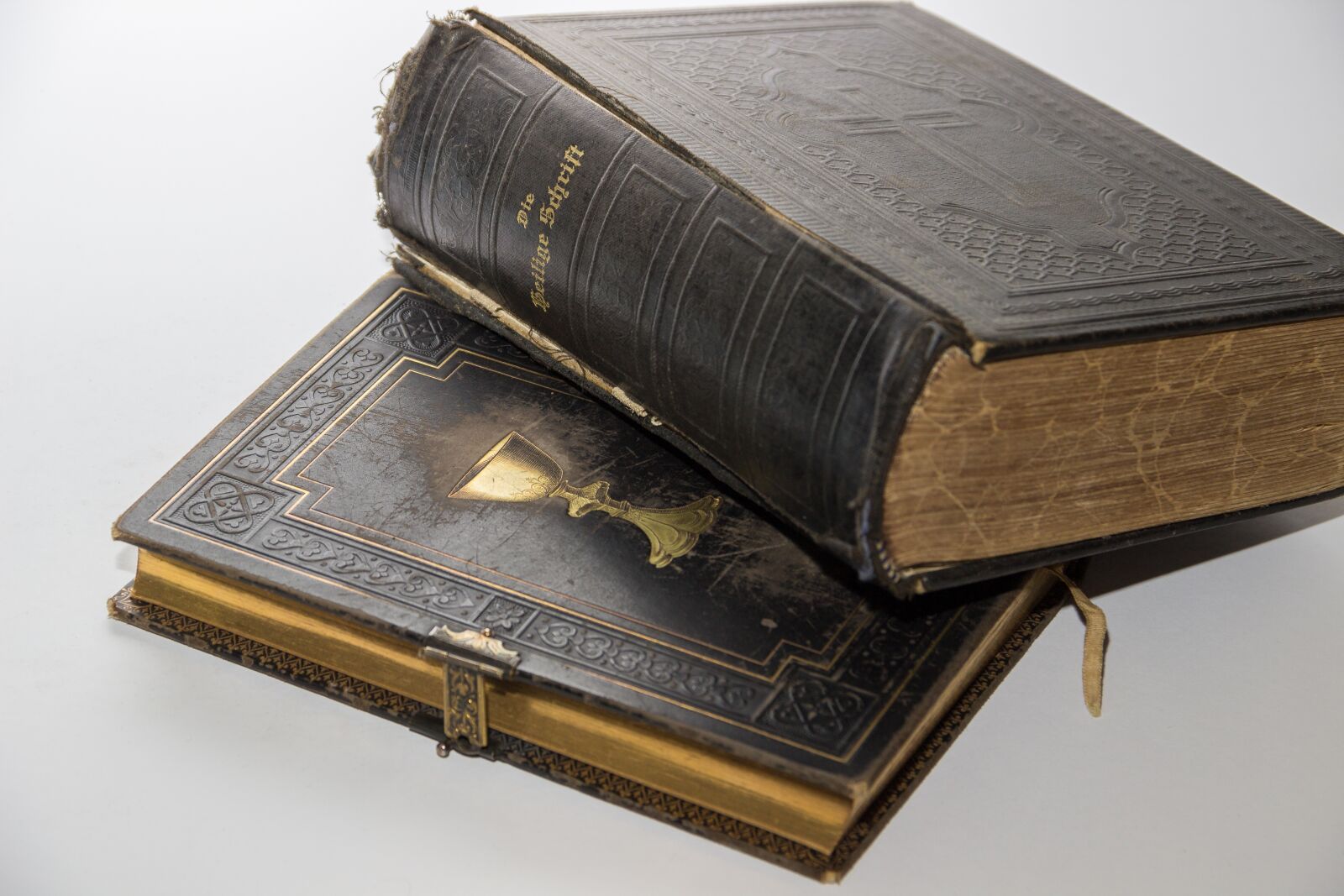 Canon EOS 600D (Rebel EOS T3i / EOS Kiss X5) sample photo. Bible, hymnal, old photography
