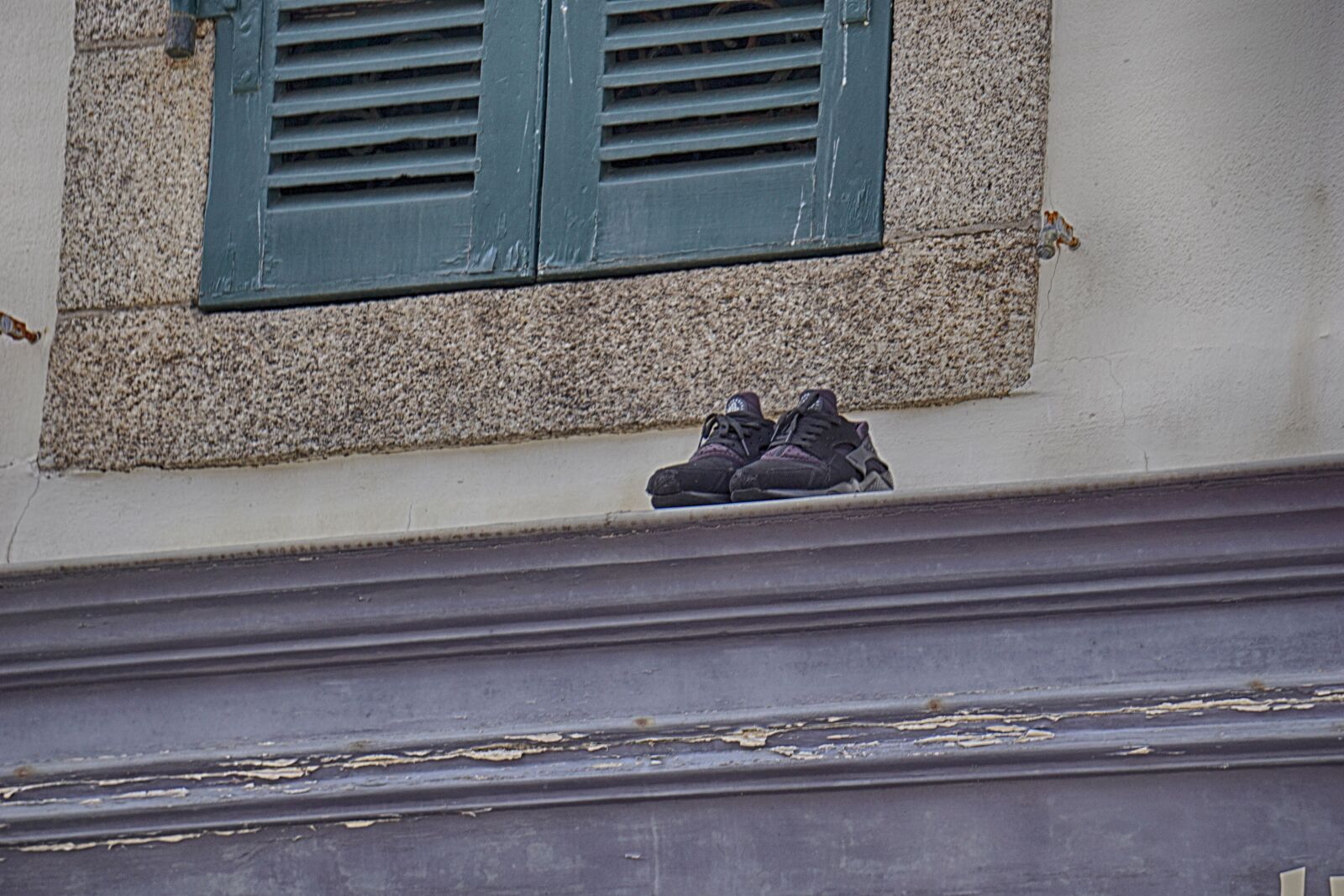 Sony E 55-210mm F4.5-6.3 OSS sample photo. Shoes, sneakers, feet photography