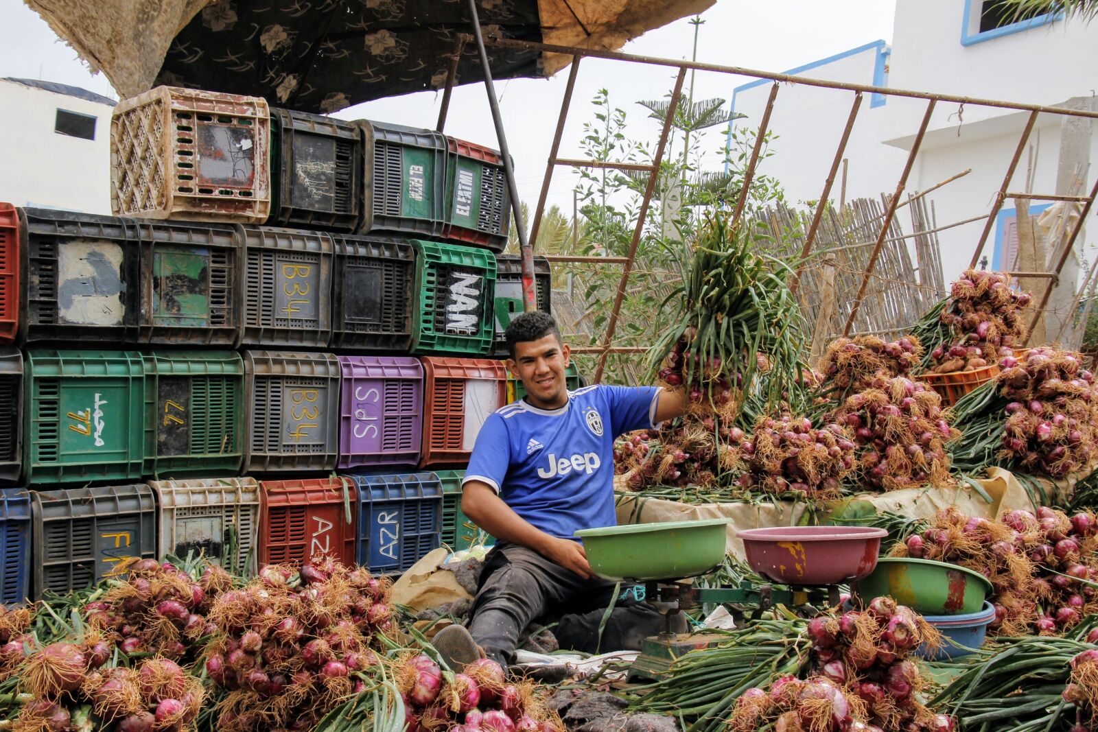 Canon EOS 60D sample photo. Onions, onion seller, vegetables photography
