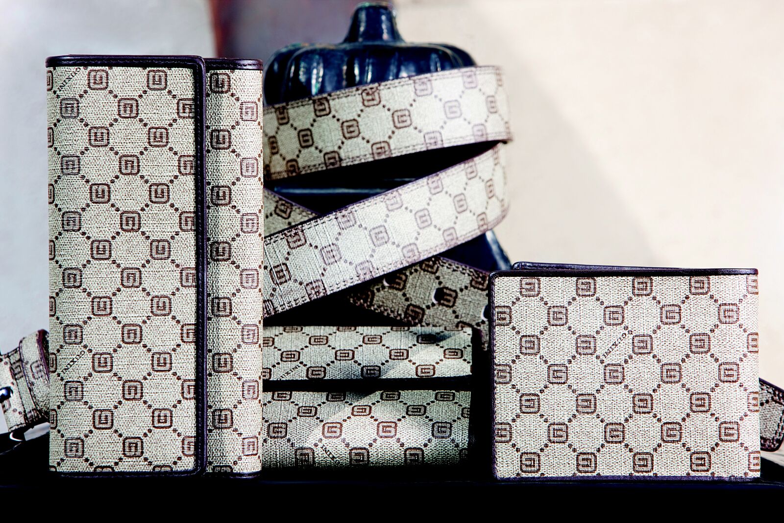 Canon EOS-1Ds Mark III sample photo. Leather swing beat, purse photography
