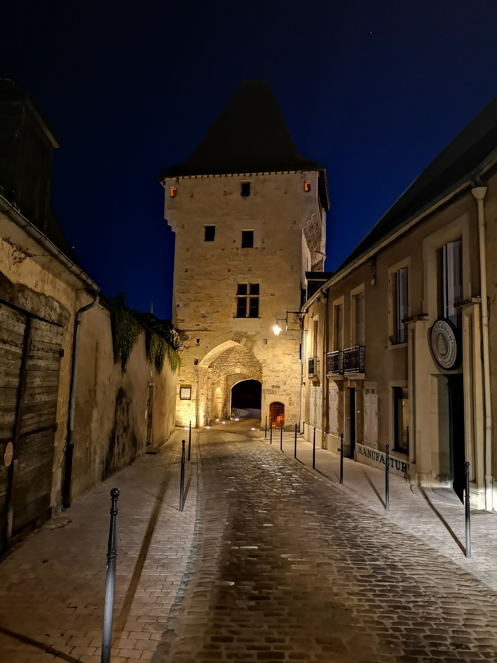 HUAWEI CLT-L09 sample photo. Croux gate, nevers, france photography