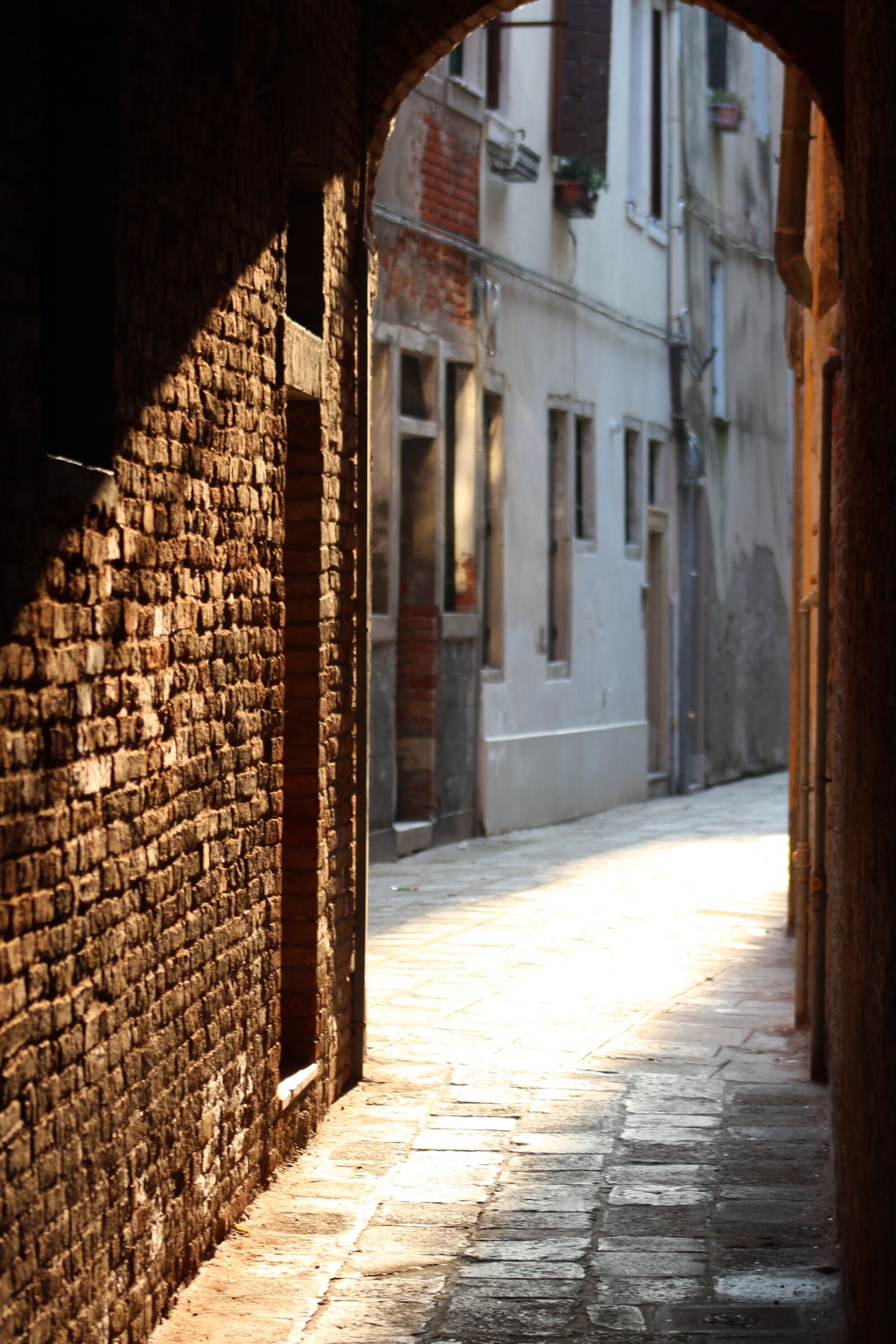 Canon EF 75-300mm f/4-5.6 sample photo. Alley, venice, old photography