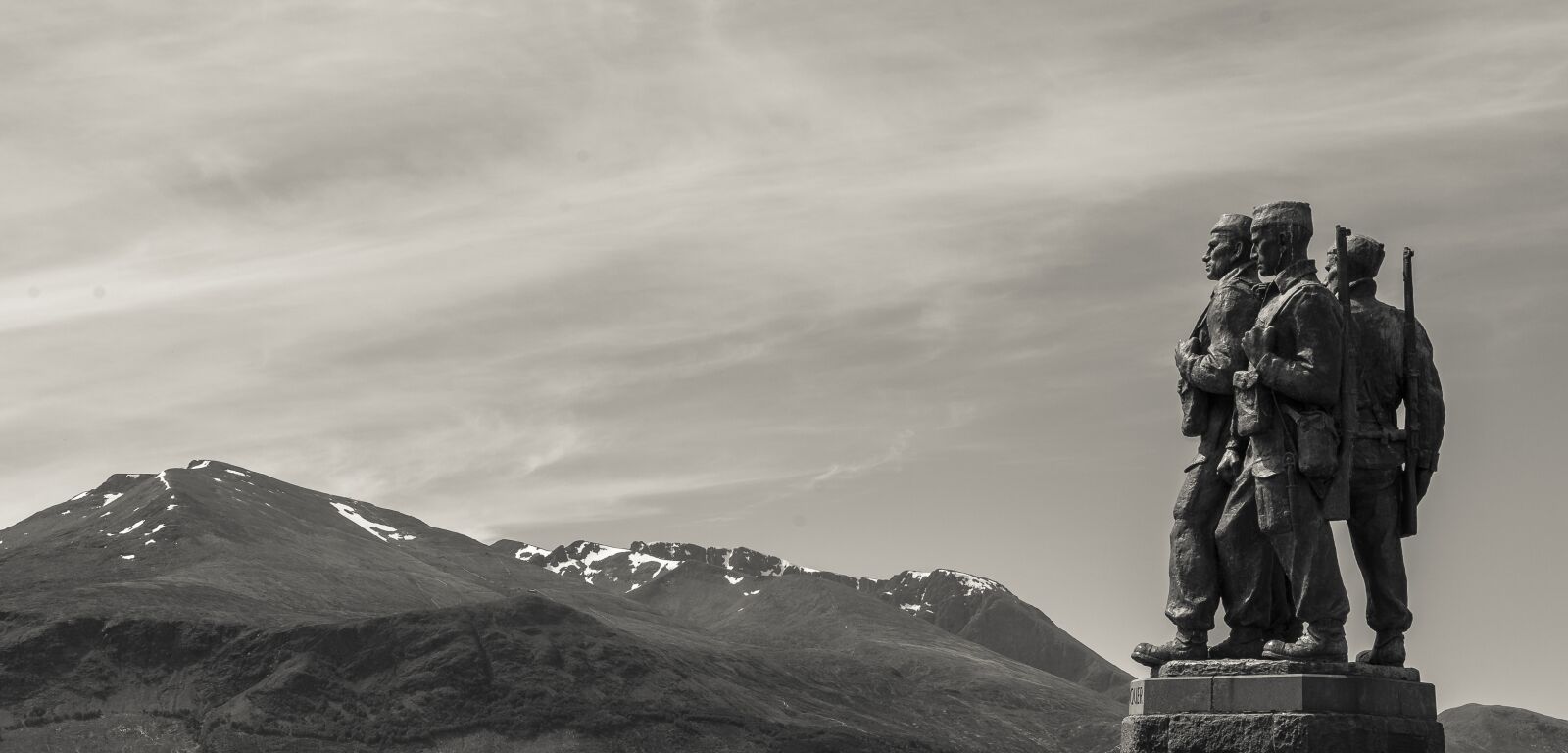 Pentax K-50 sample photo. Commando memorial, monument, soldiers photography