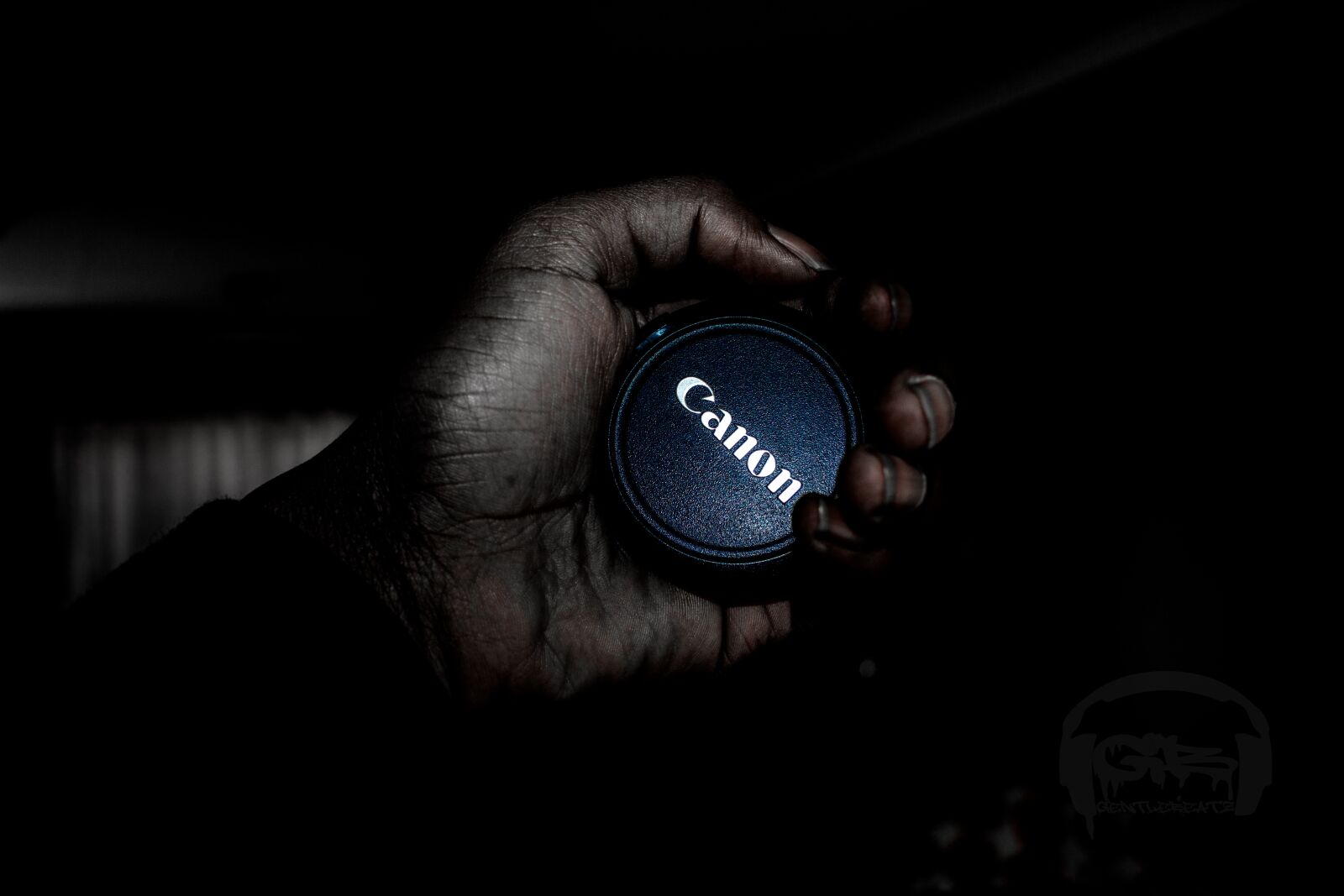 Canon EOS 550D (EOS Rebel T2i / EOS Kiss X4) + Canon EF-S 18-55mm F3.5-5.6 II sample photo. Canon, dark, hand photography