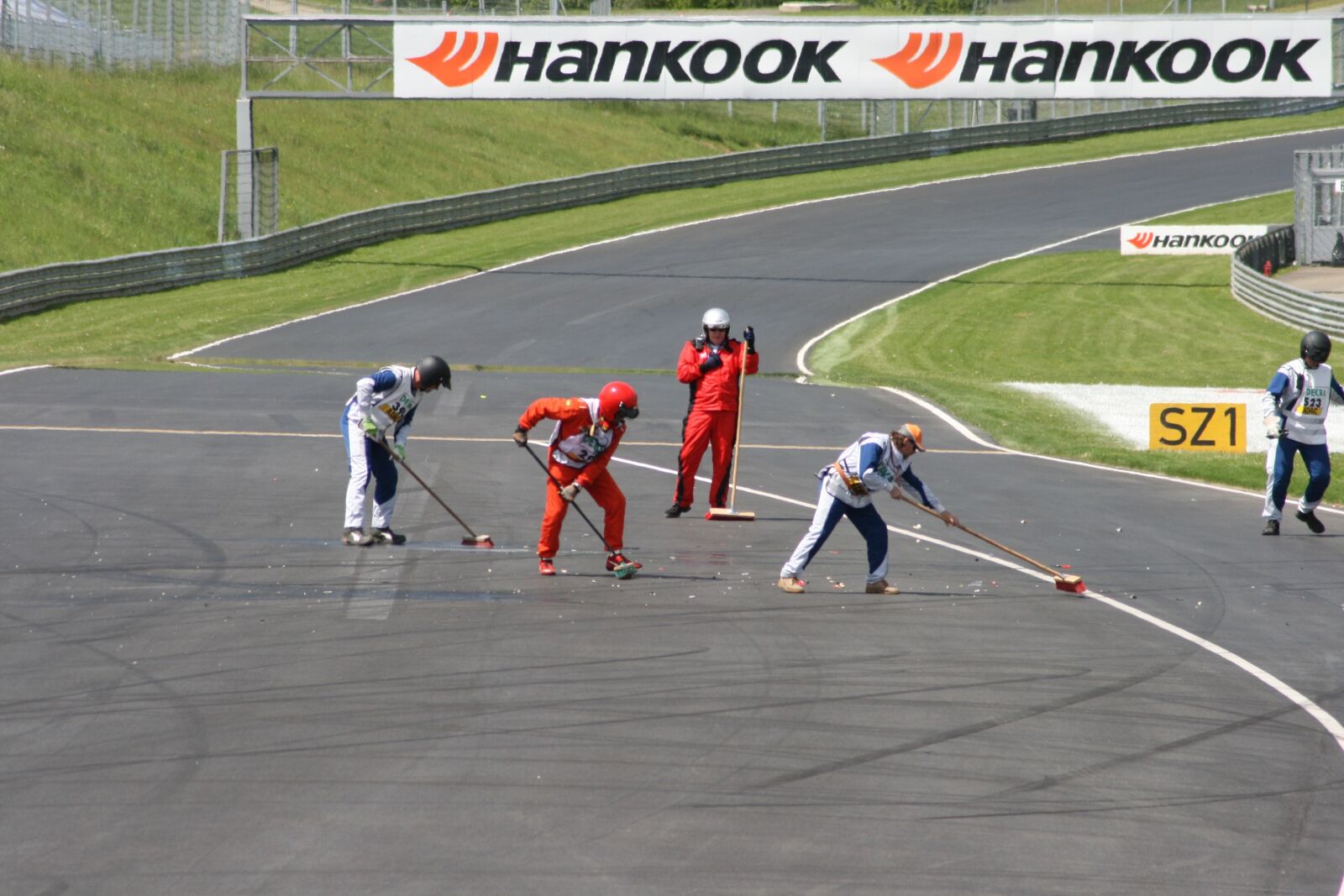 Canon EOS 400D (EOS Digital Rebel XTi / EOS Kiss Digital X) sample photo. Car racing, accident, race photography