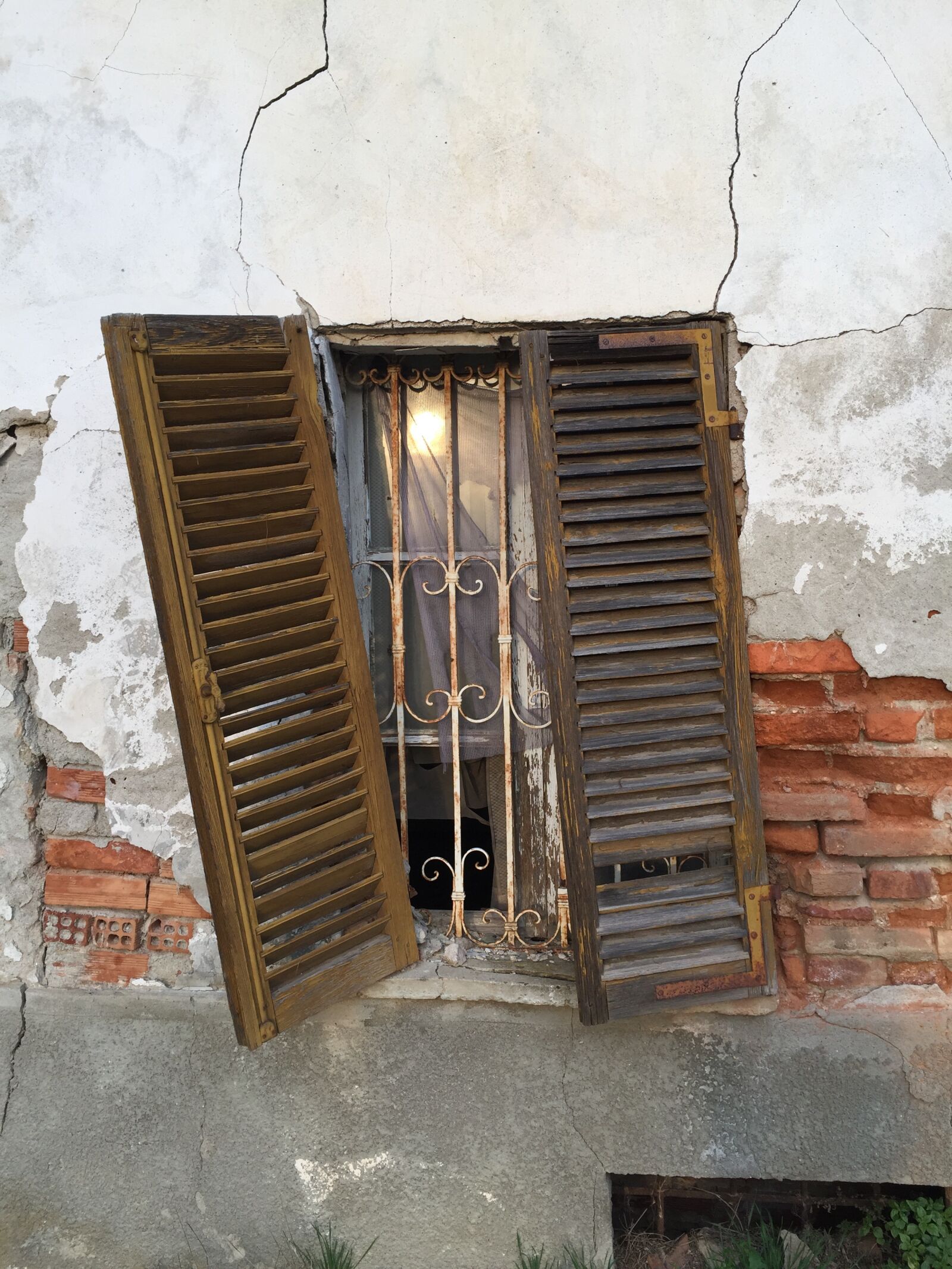 iPhone 6 back camera 4.15mm f/2.2 sample photo. Italy, window, old photography
