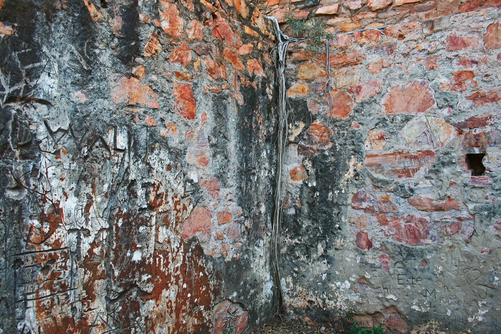 Canon EOS 400D (EOS Digital Rebel XTi / EOS Kiss Digital X) sample photo. Weathered old ruined fort photography