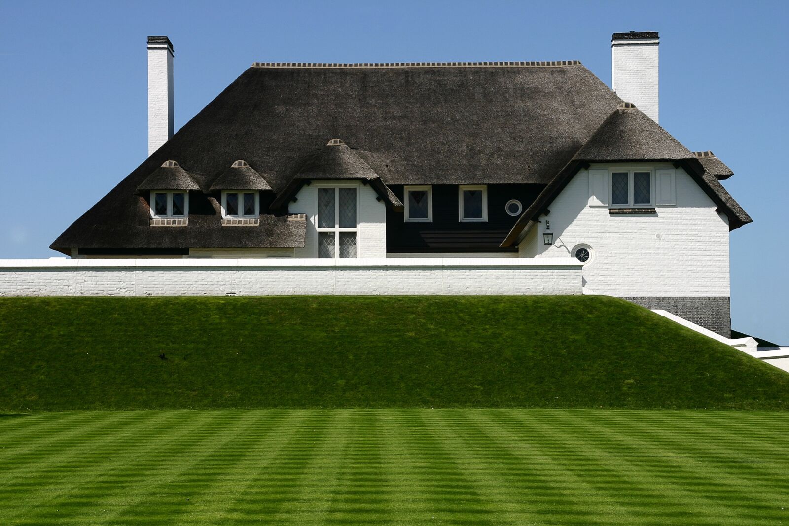 Canon EOS 300D (EOS Digital Rebel / EOS Kiss Digital) sample photo. House, thatched roof, green photography