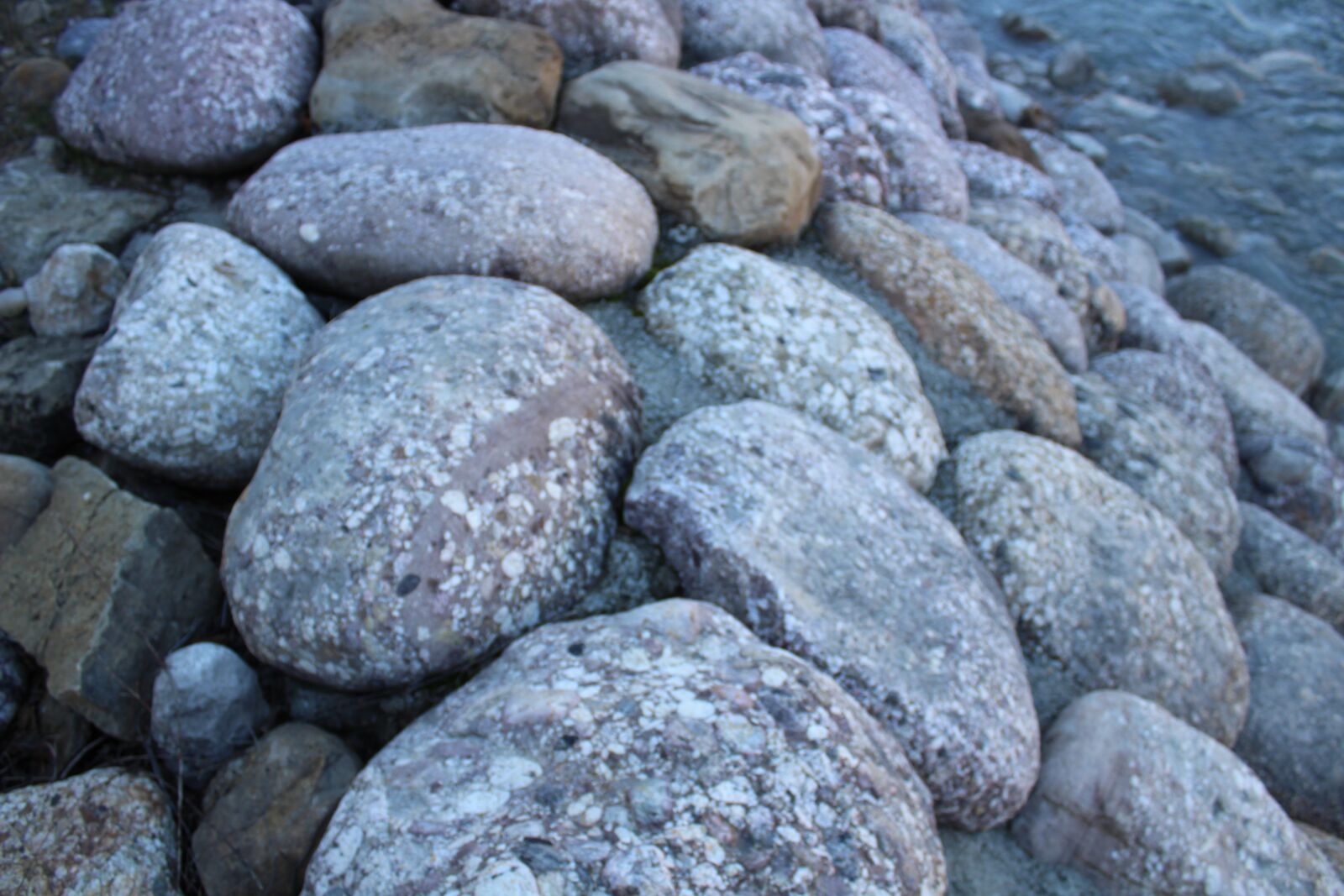 Canon EOS 1300D (EOS Rebel T6 / EOS Kiss X80) sample photo. Stones, river, rocks photography