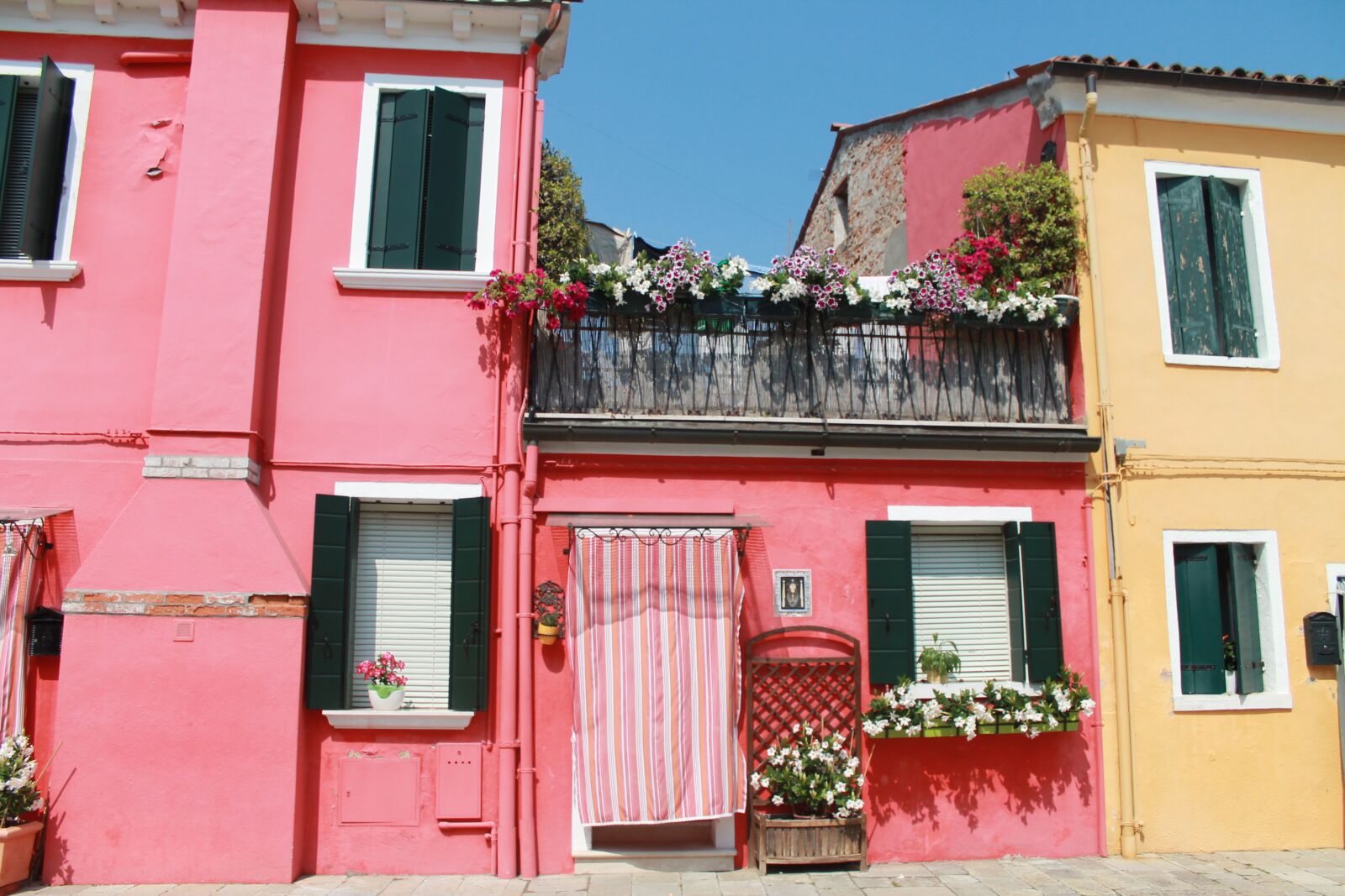 Canon EOS 1100D (EOS Rebel T3 / EOS Kiss X50) sample photo. Colorful, houses, pink photography
