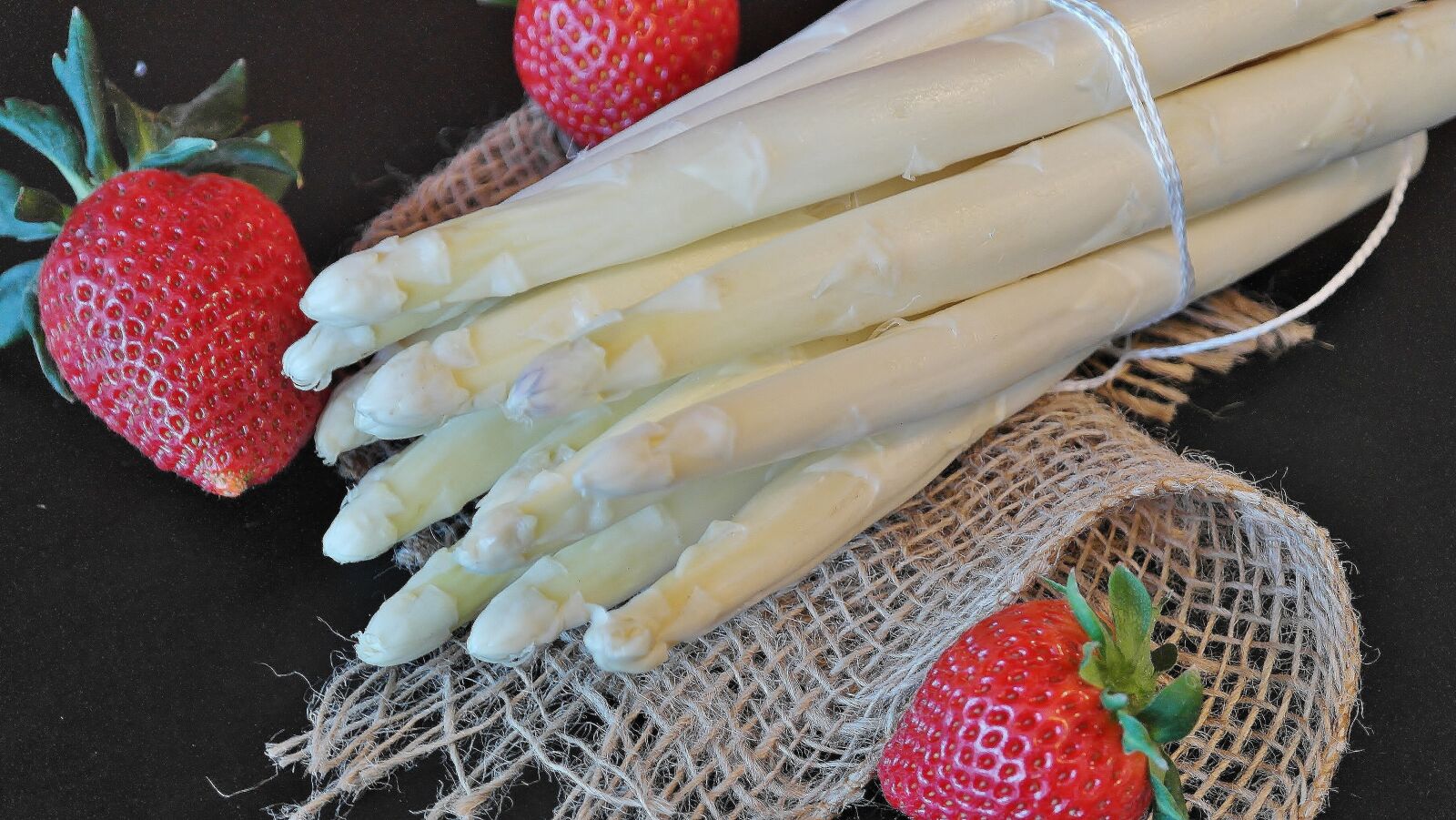 Samsung NX20 sample photo. Asparagus, strawberries, spring photography