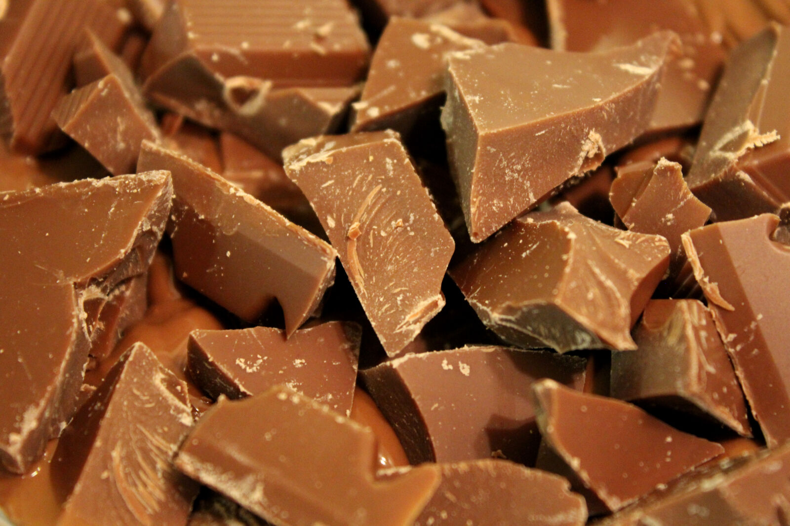 Canon EOS 600D (Rebel EOS T3i / EOS Kiss X5) sample photo. Chocolate, chunks, macro, pieces photography